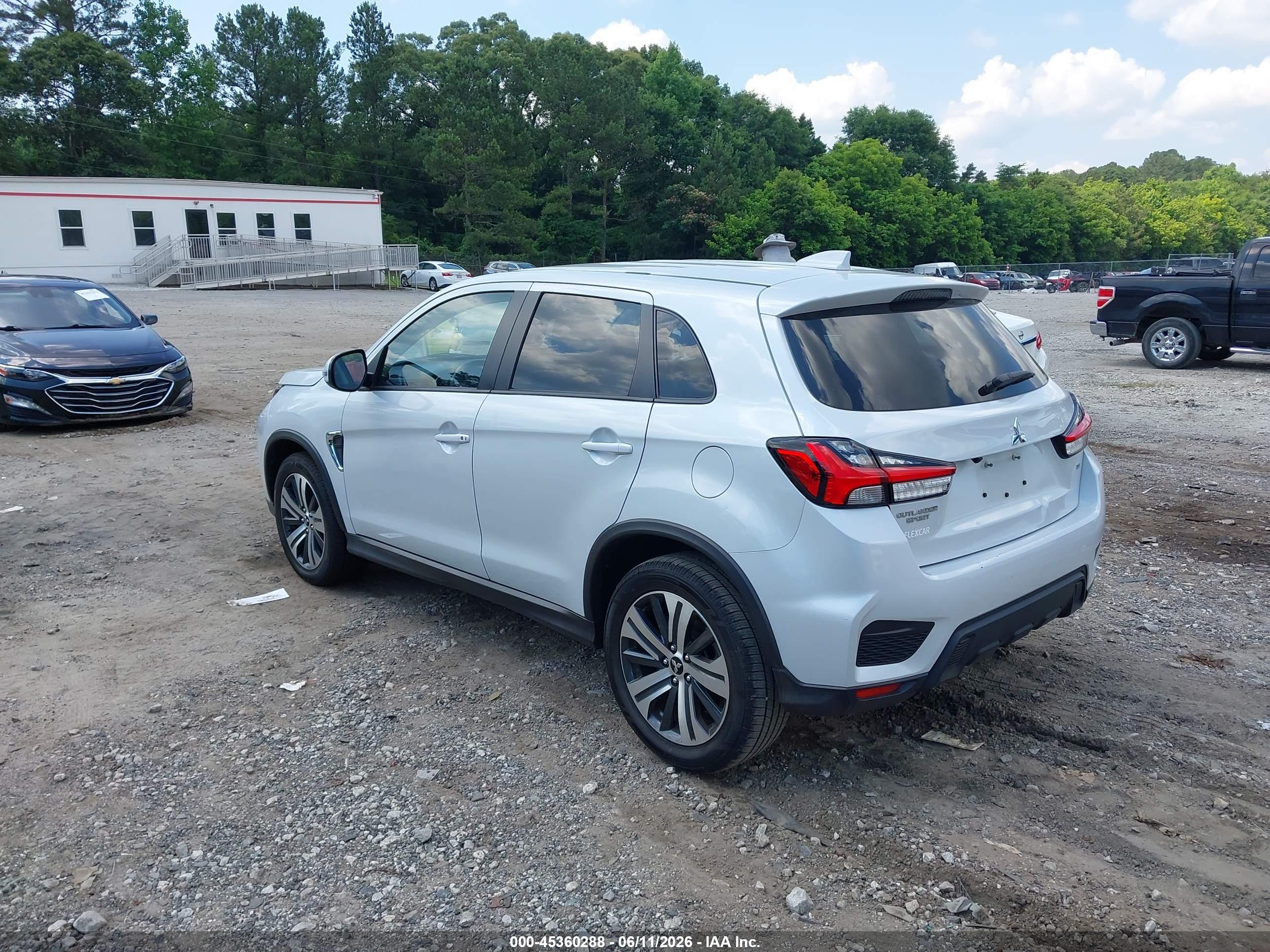 MITSUBISHI OUTLANDER image 3