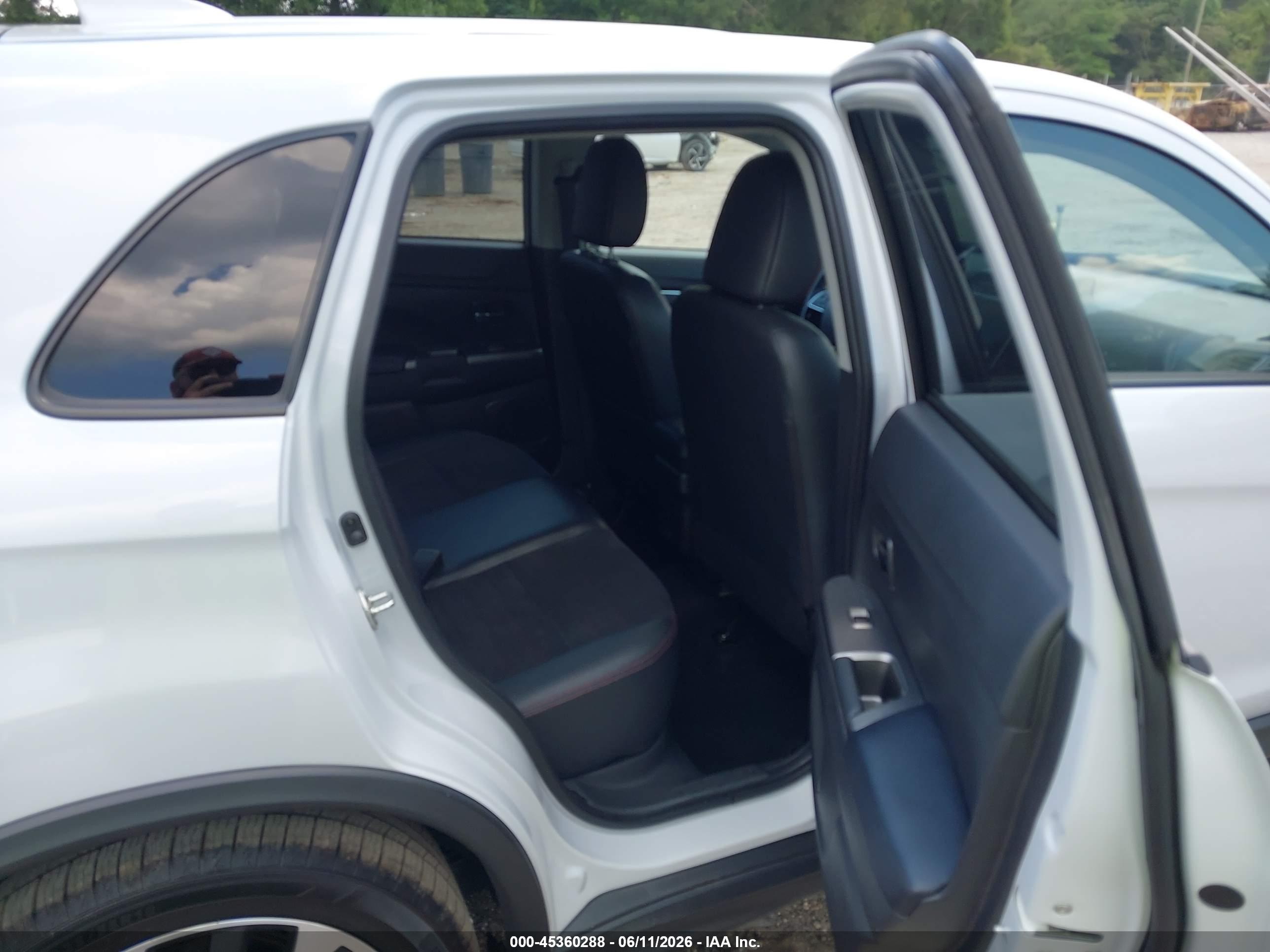 MITSUBISHI OUTLANDER image 8