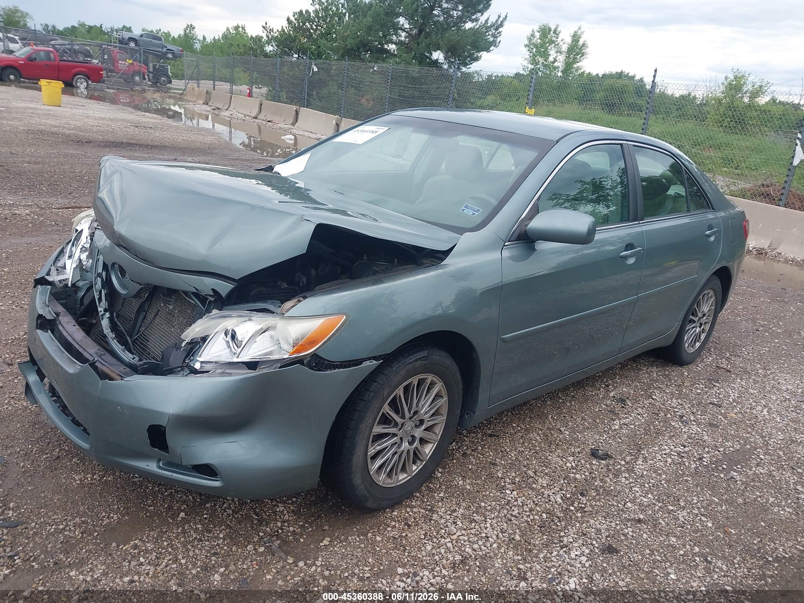 TOYOTA CAMRY image 2