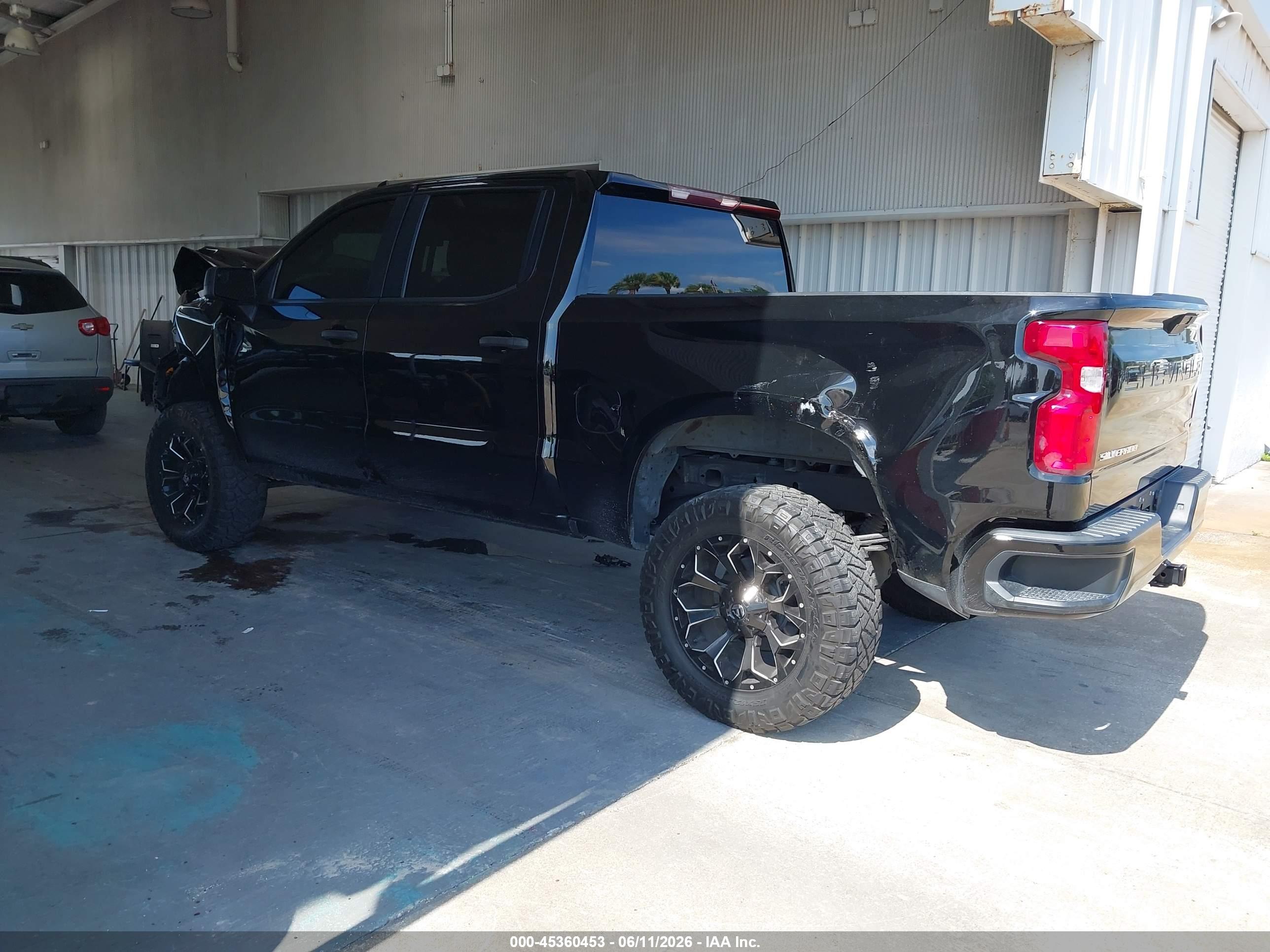 CHEVROLET SILVERADO image 3