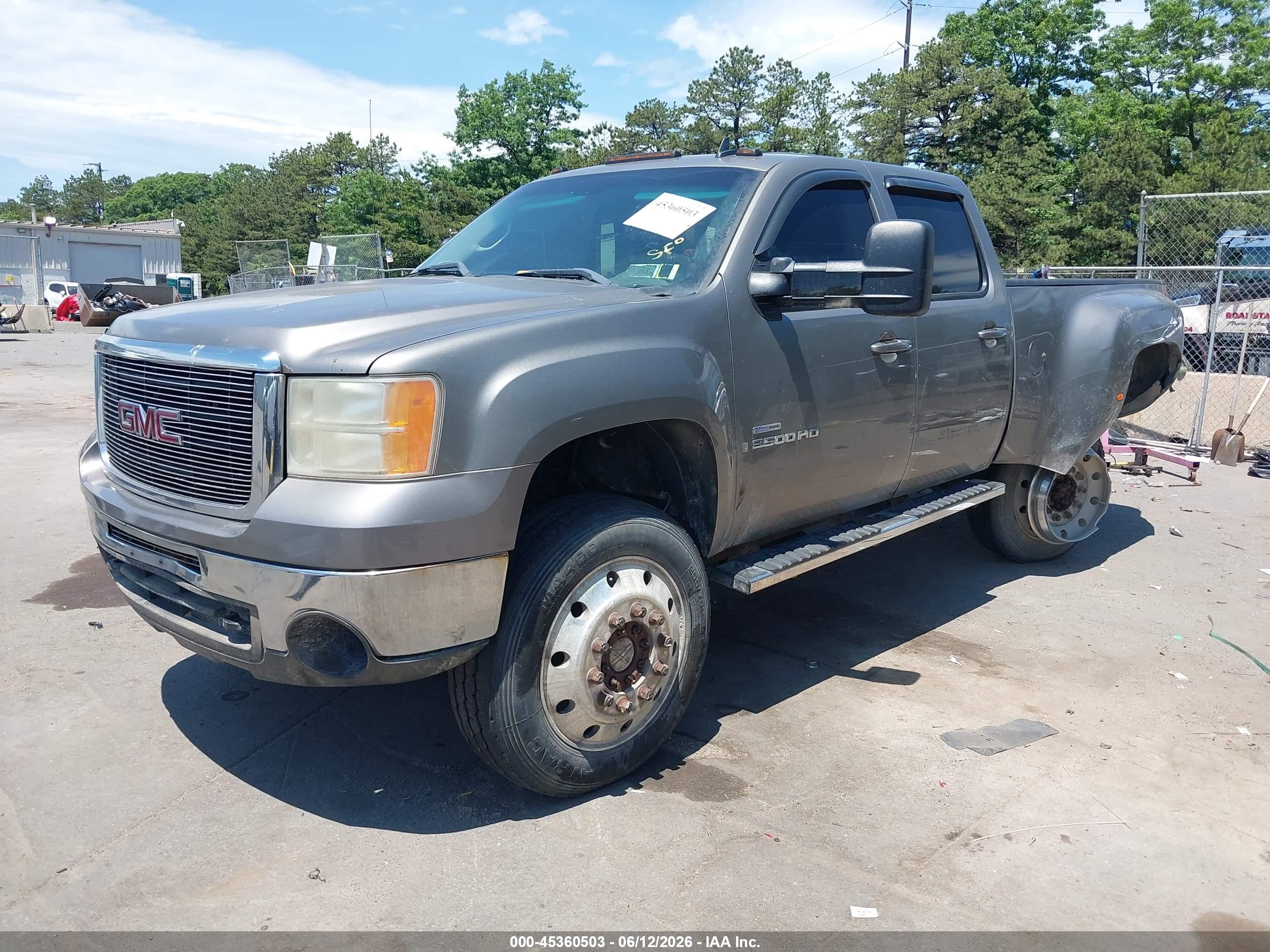 GMC SIERRA image 2