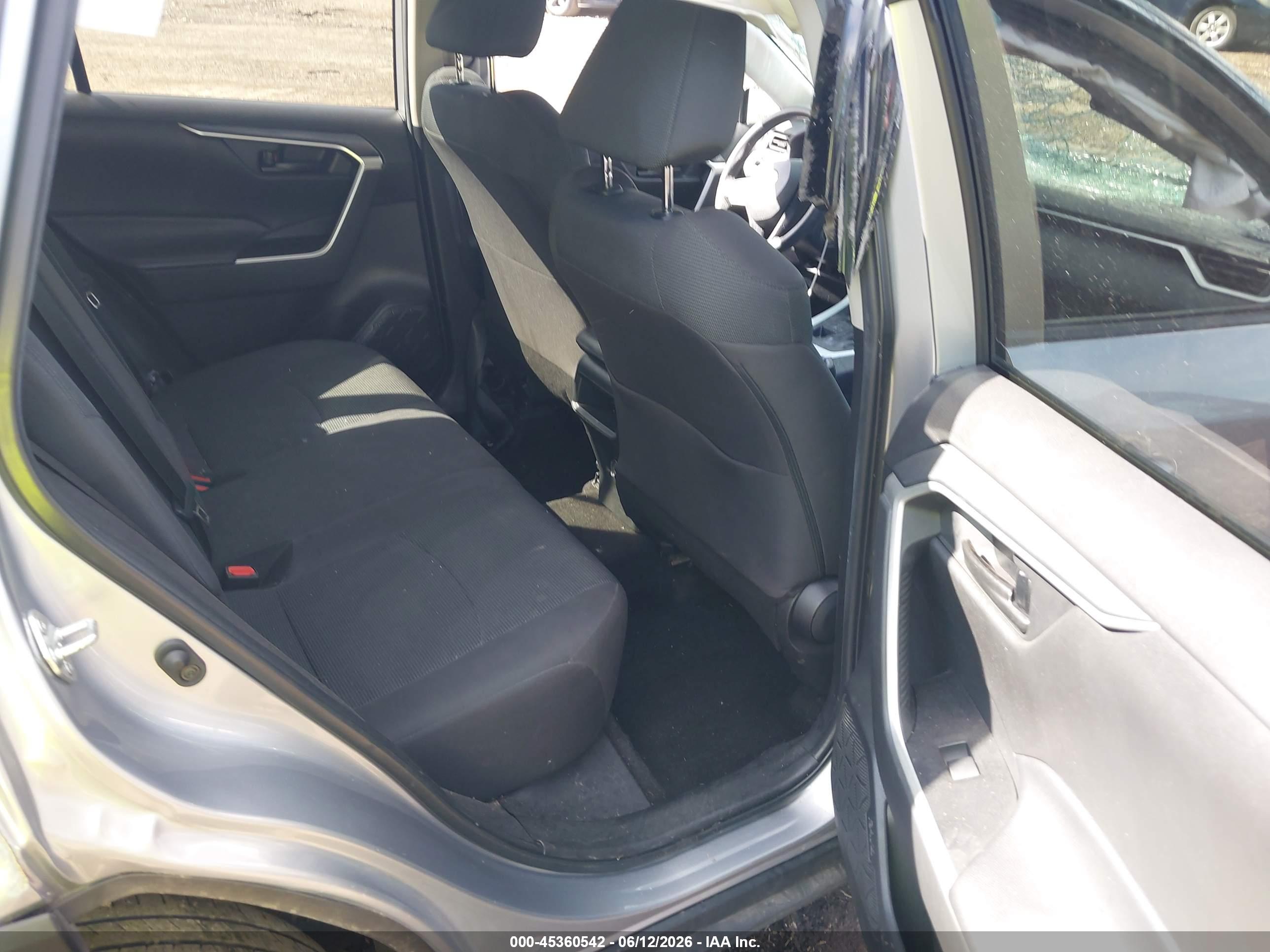 TOYOTA RAV4 image 8