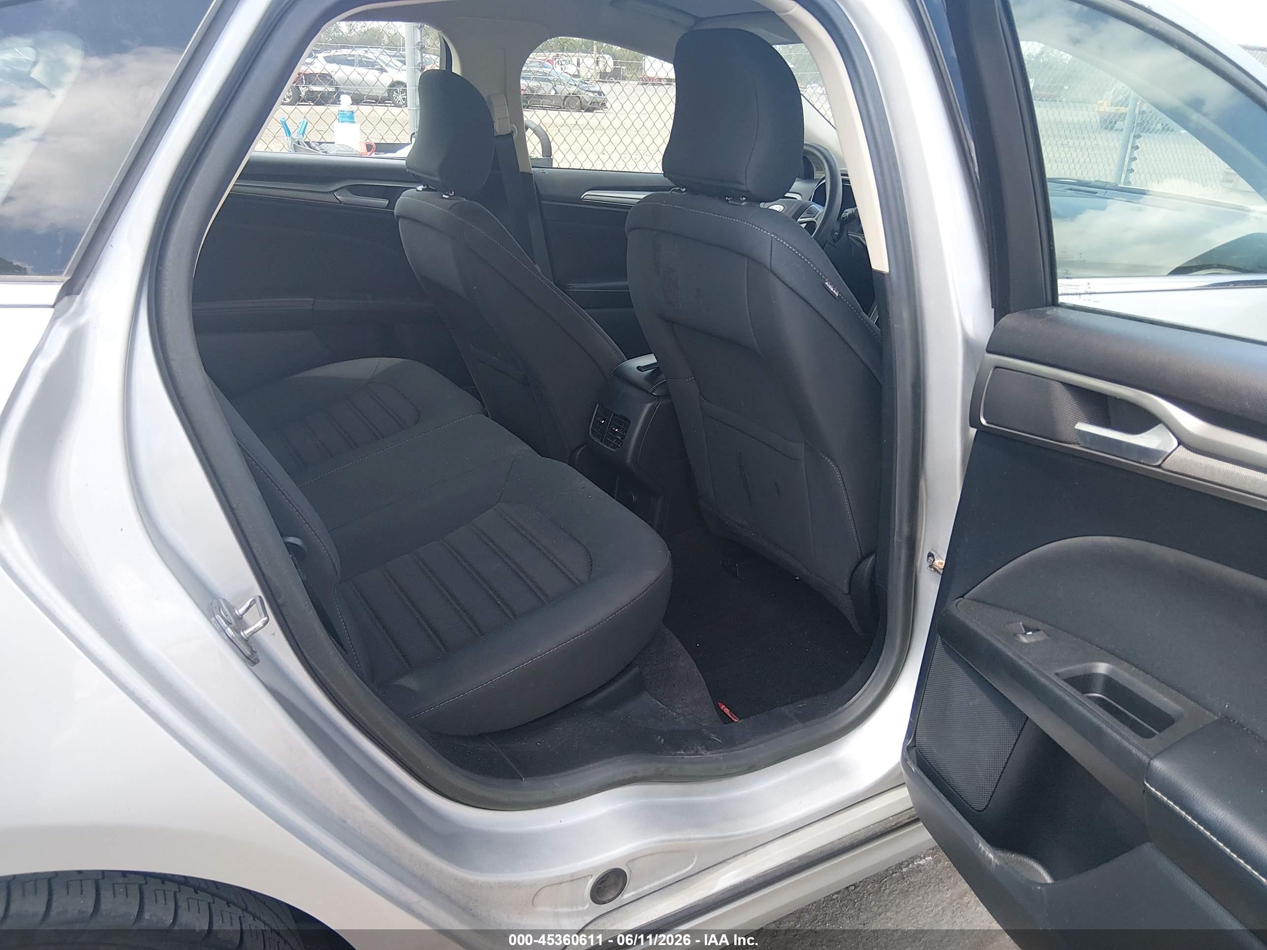 FORD FUSION image 8