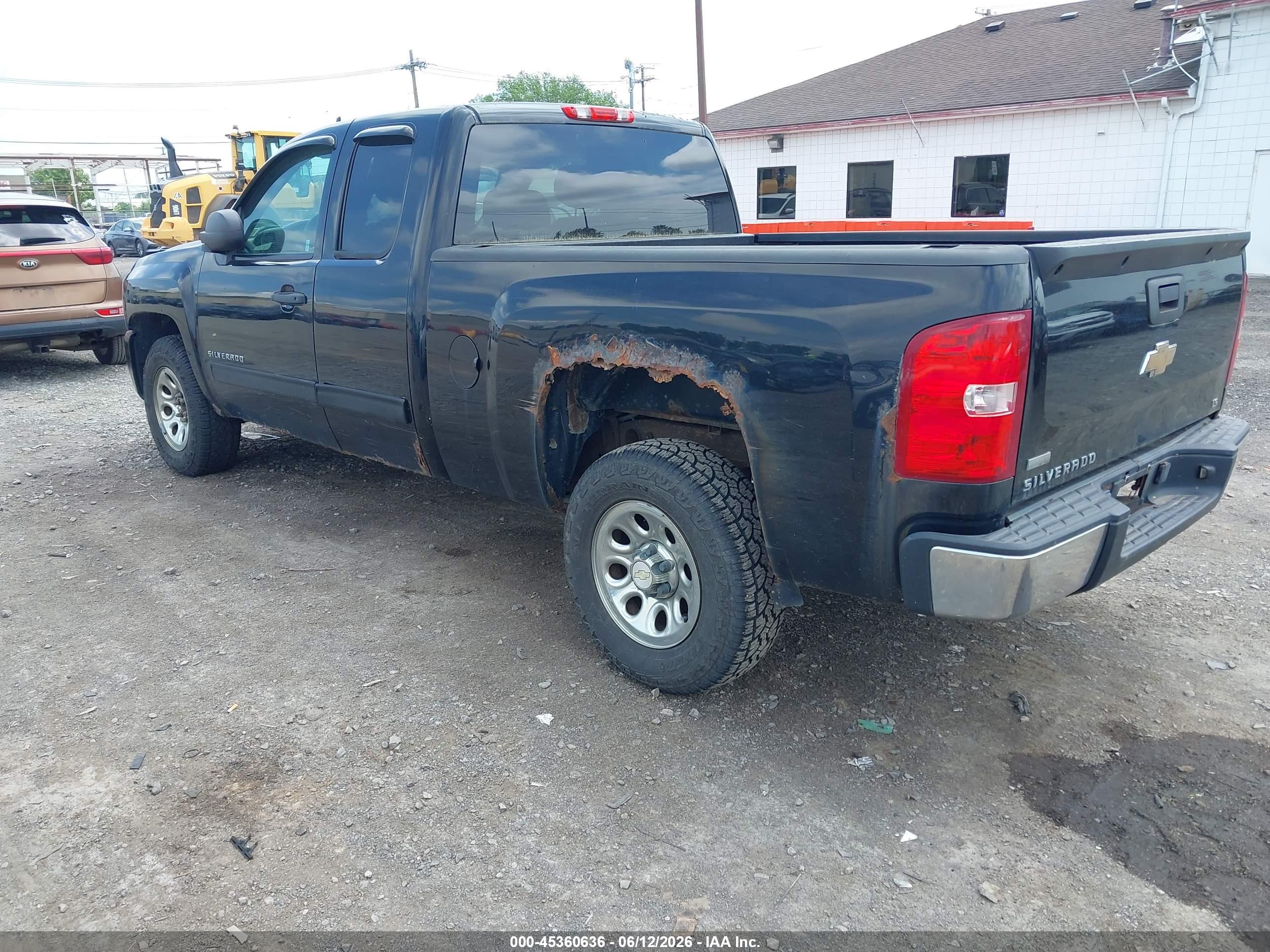 CHEVROLET SILVERADO image 3