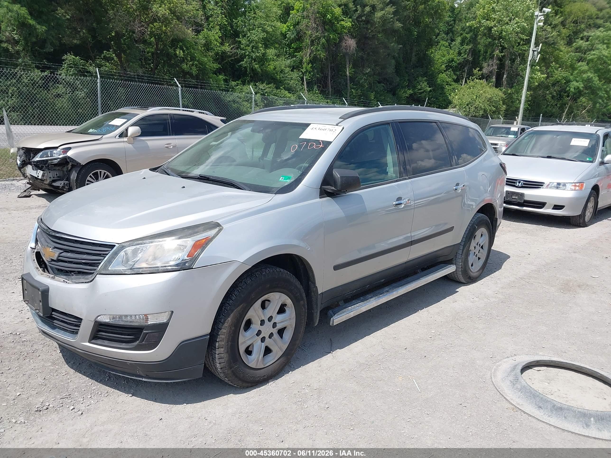 CHEVROLET TRAVERSE image 2
