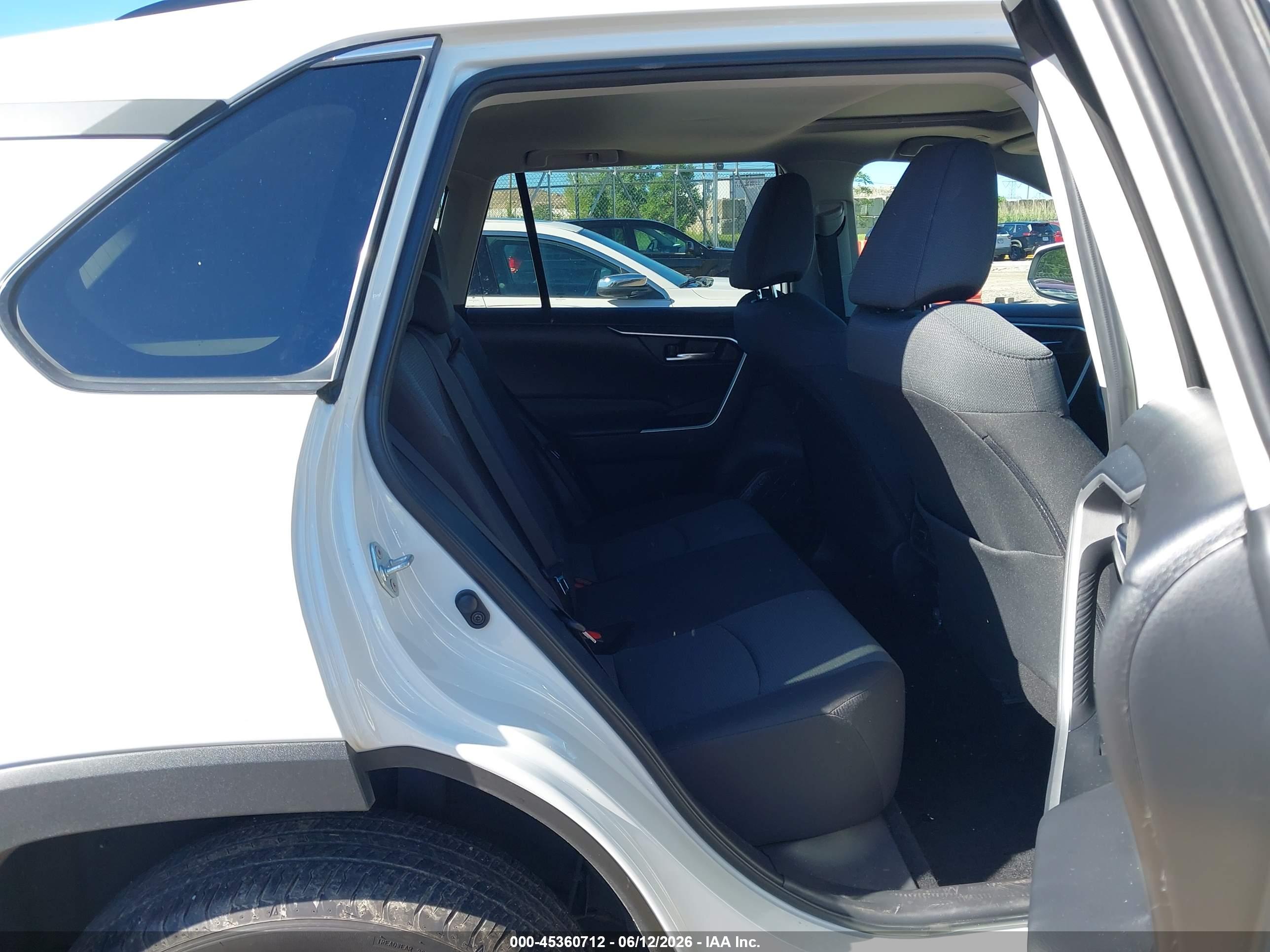 TOYOTA RAV4 image 8