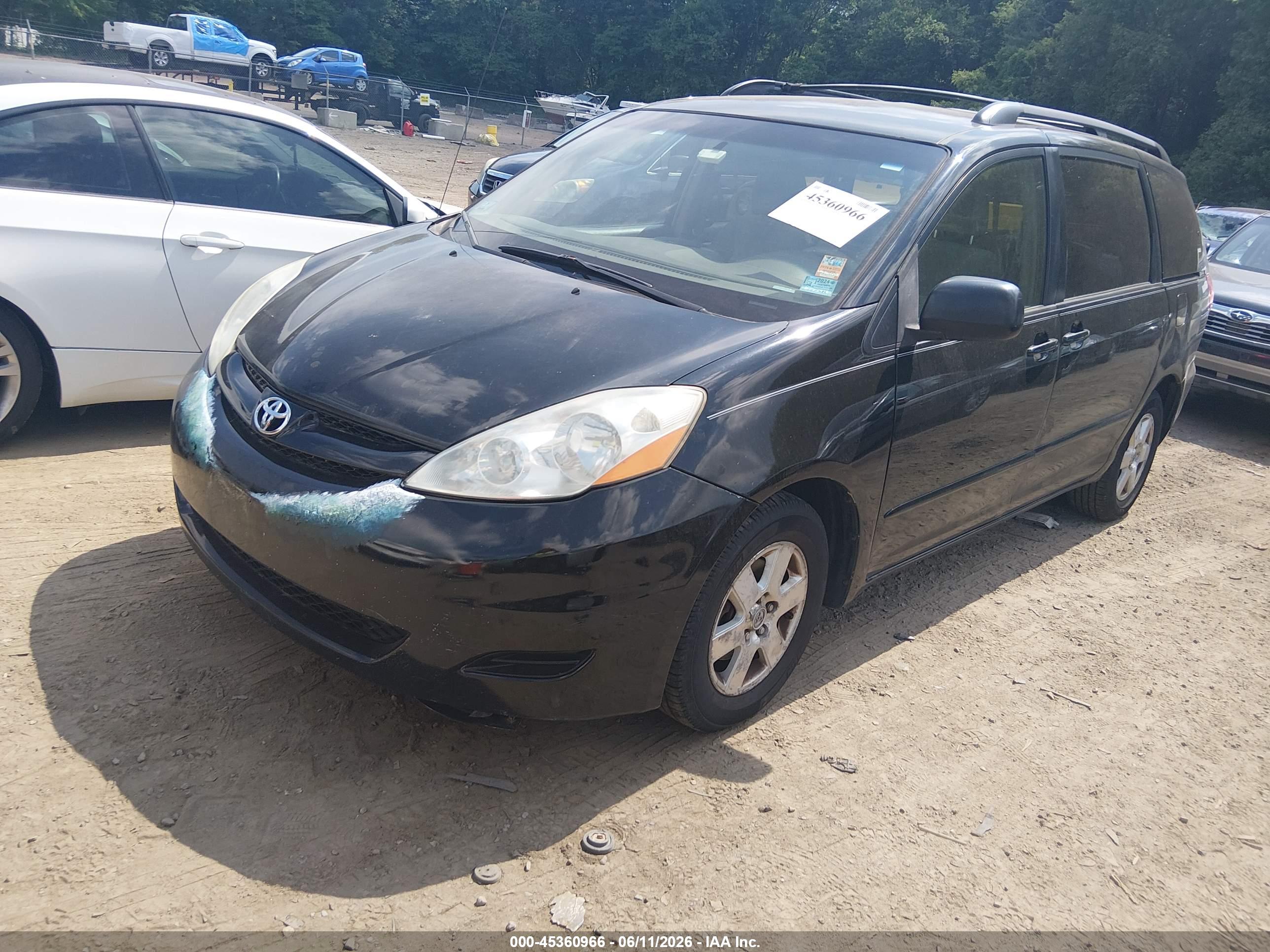 TOYOTA SIENNA image 2