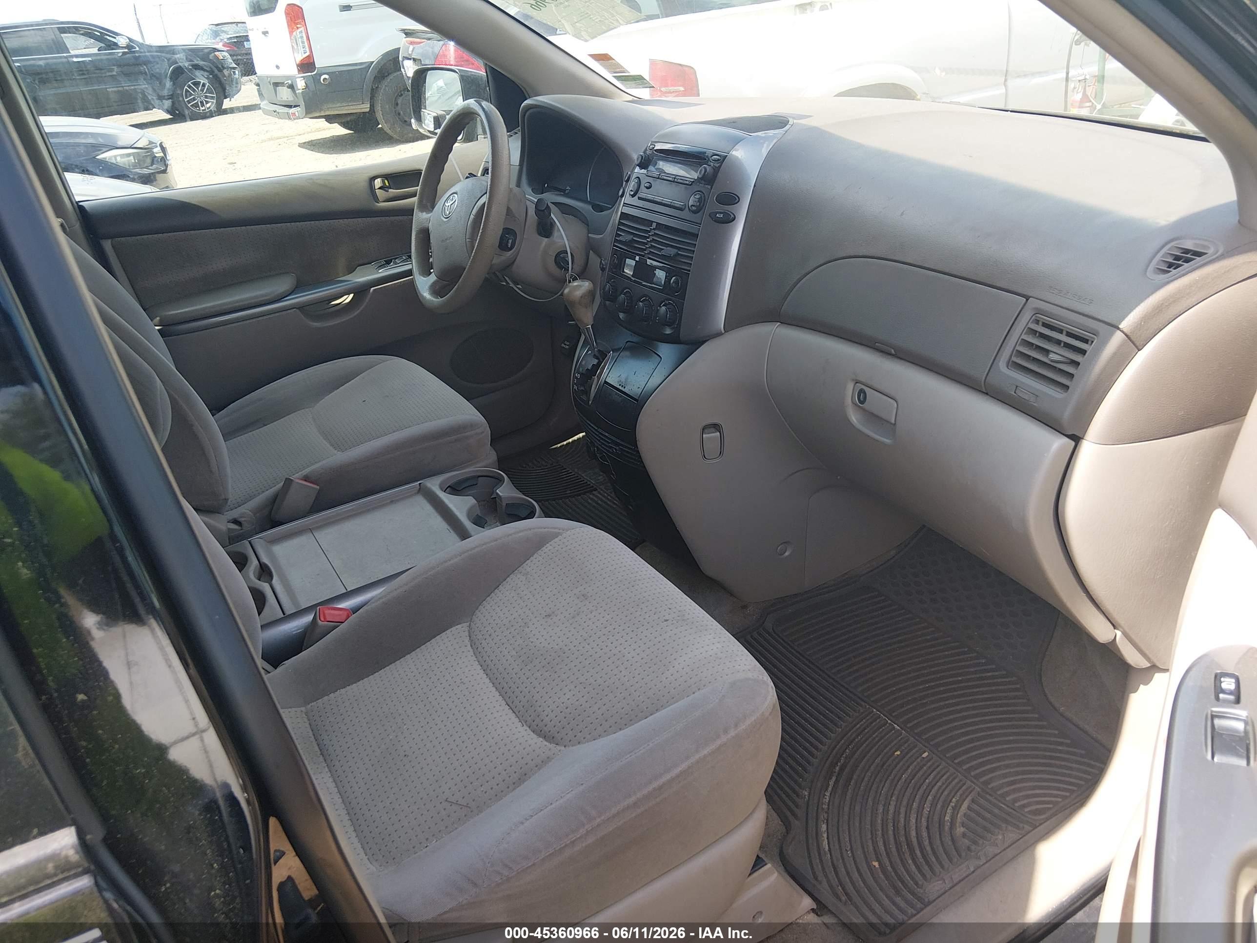 TOYOTA SIENNA image 5