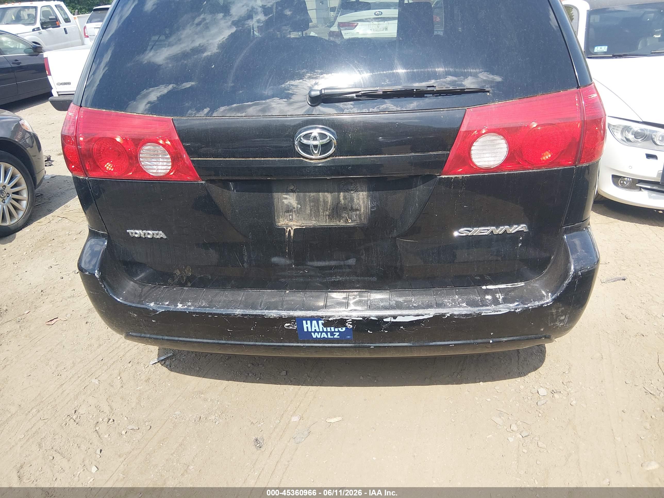 TOYOTA SIENNA image 6