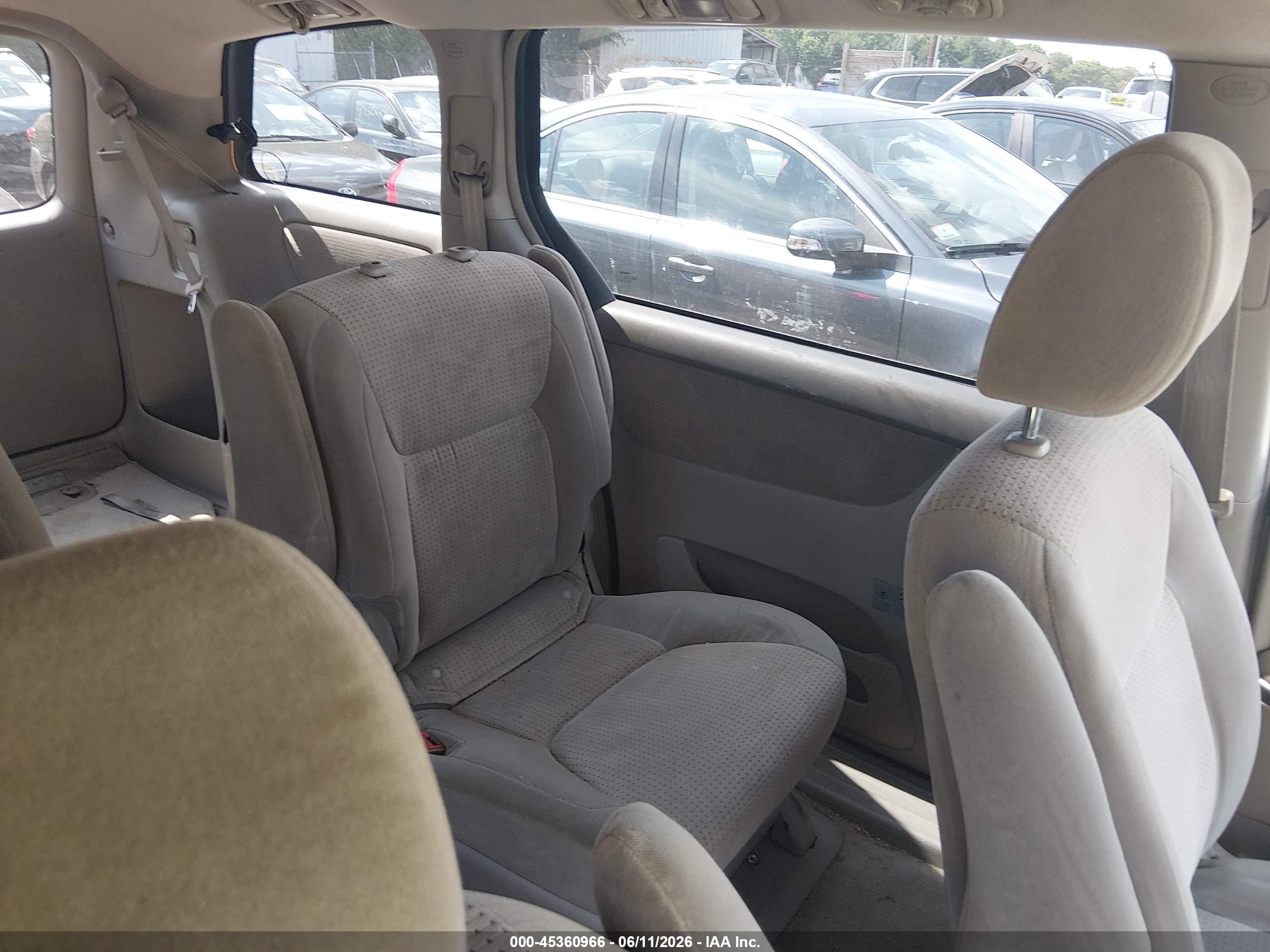 TOYOTA SIENNA image 8