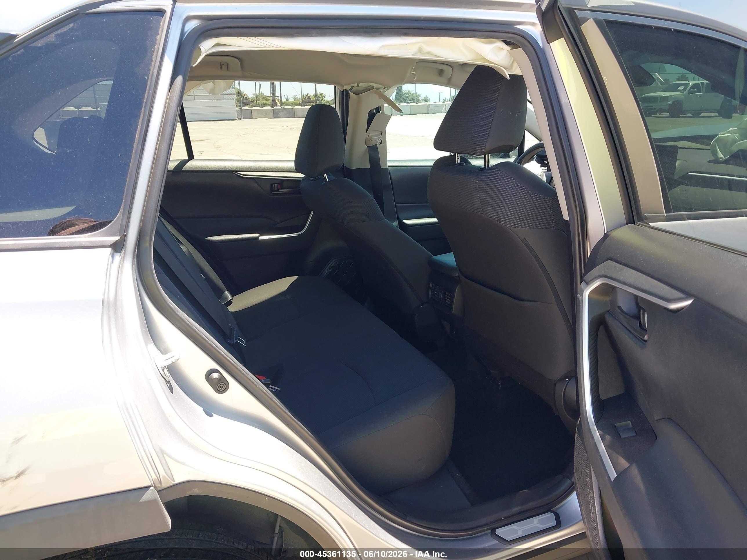 TOYOTA RAV4 image 8