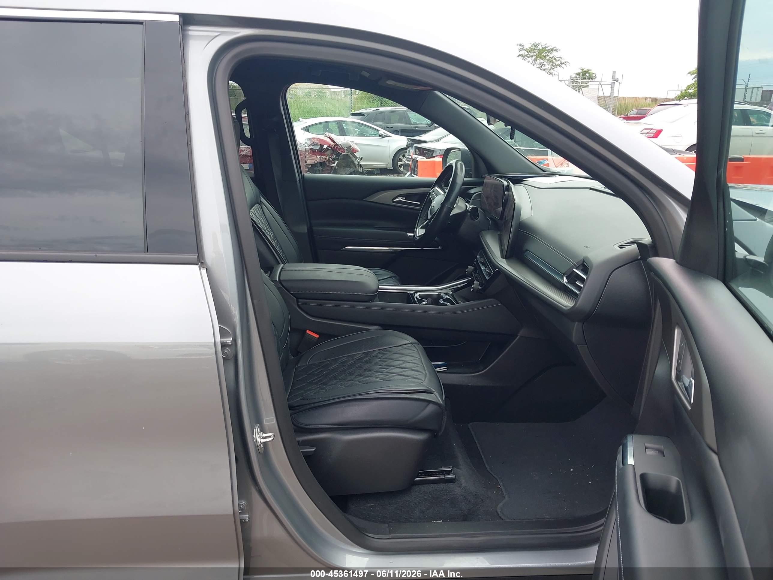 CHEVROLET TRAVERSE image 5