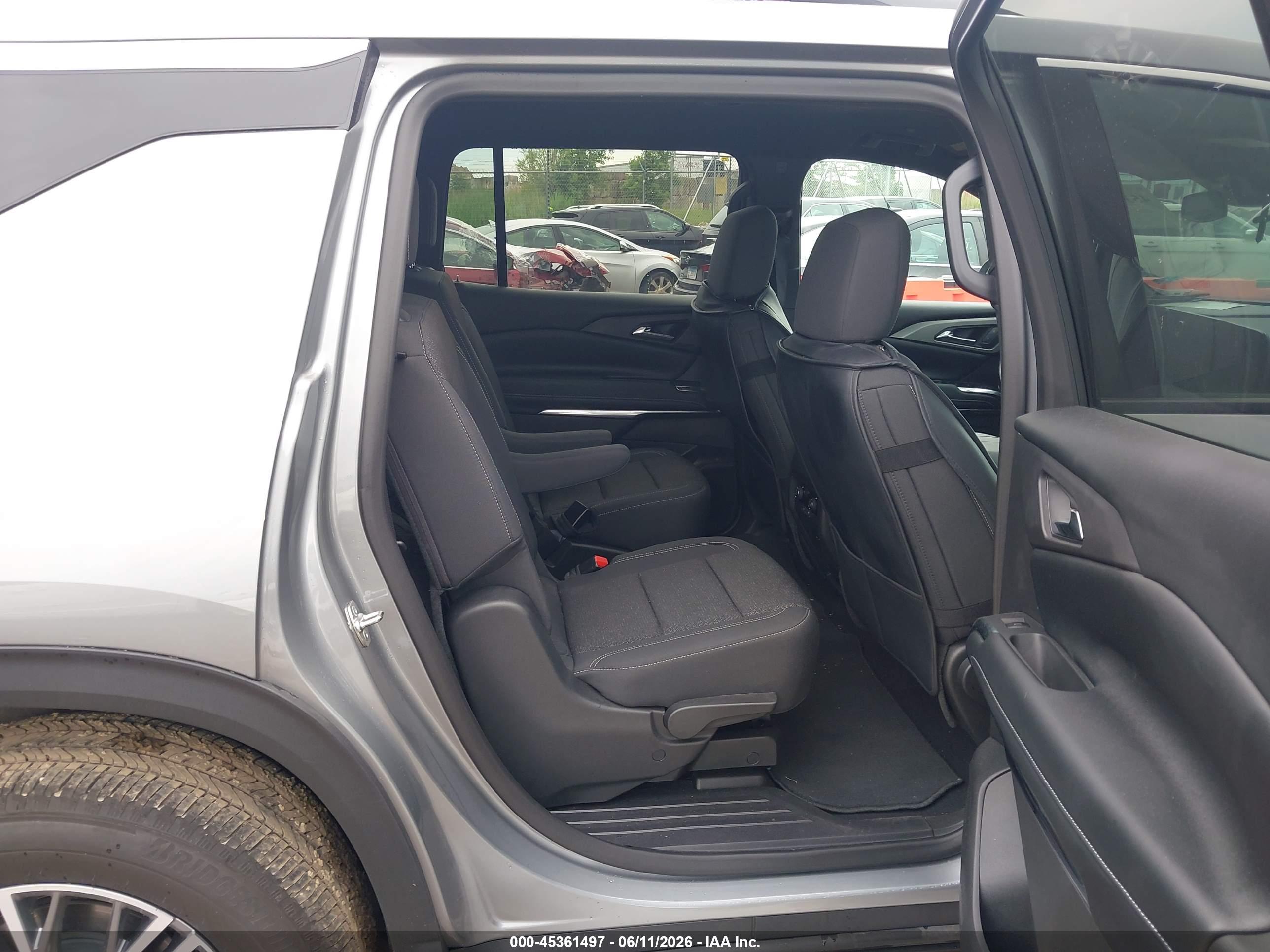 CHEVROLET TRAVERSE image 8