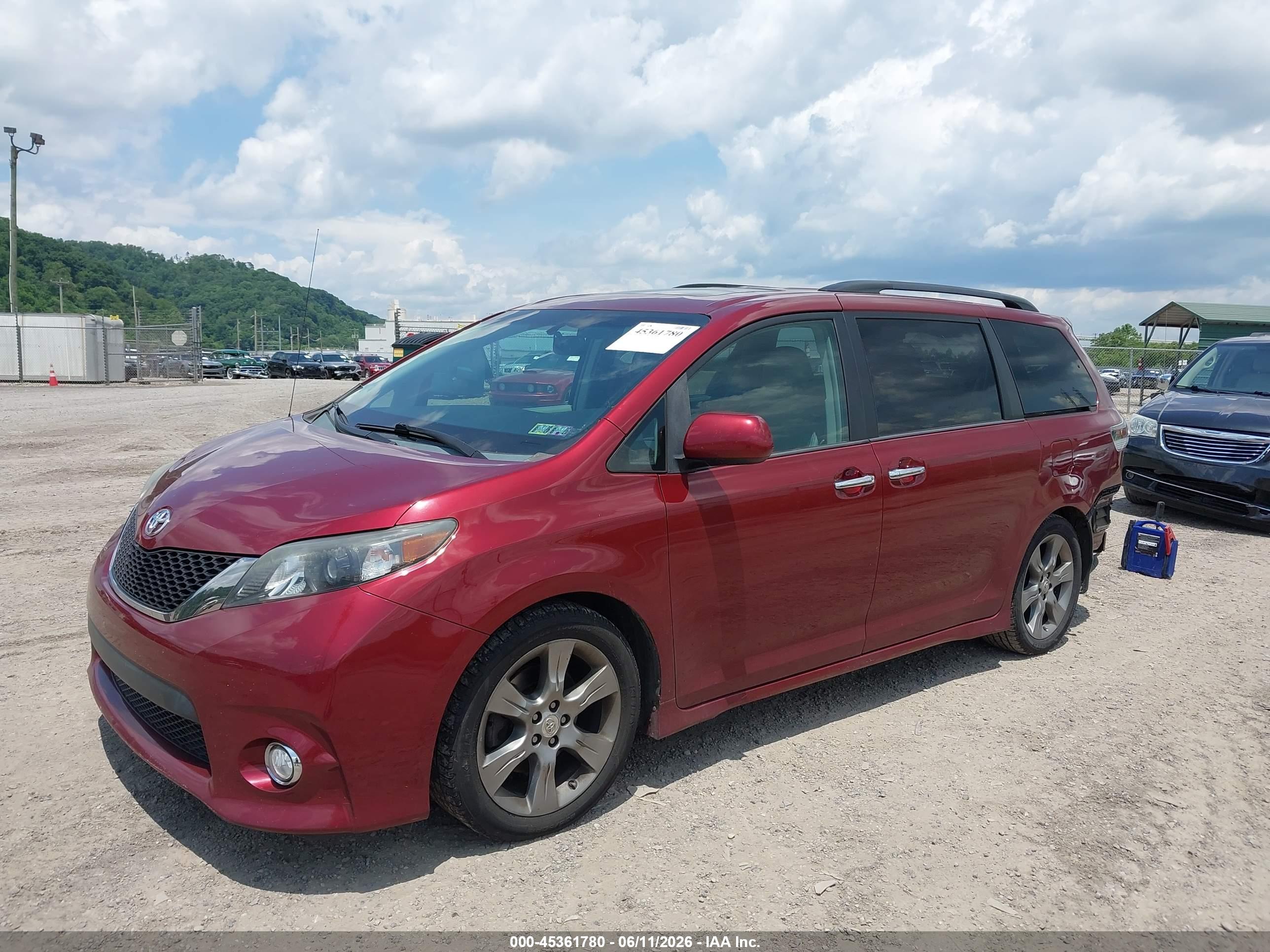 TOYOTA SIENNA image 2