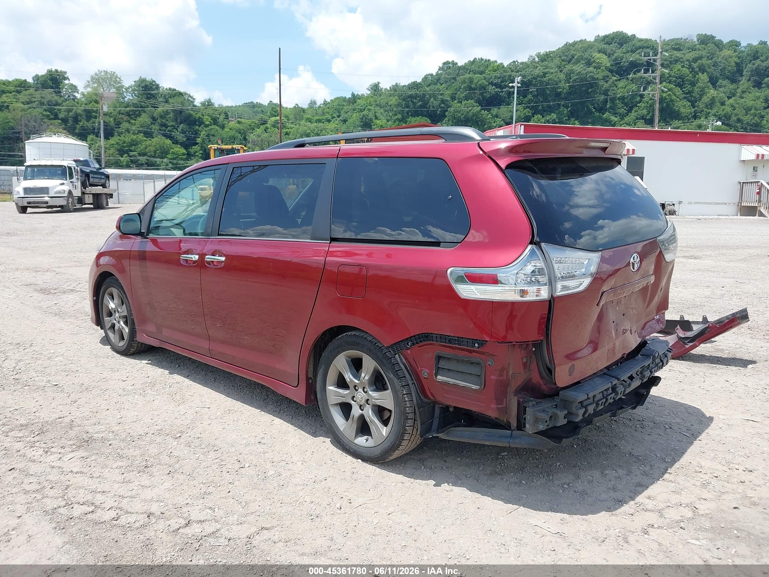 TOYOTA SIENNA image 3