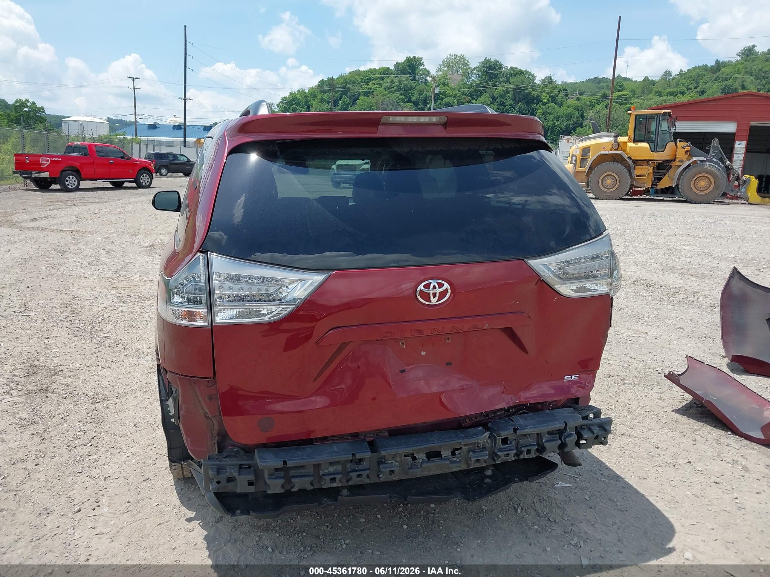 TOYOTA SIENNA image 6