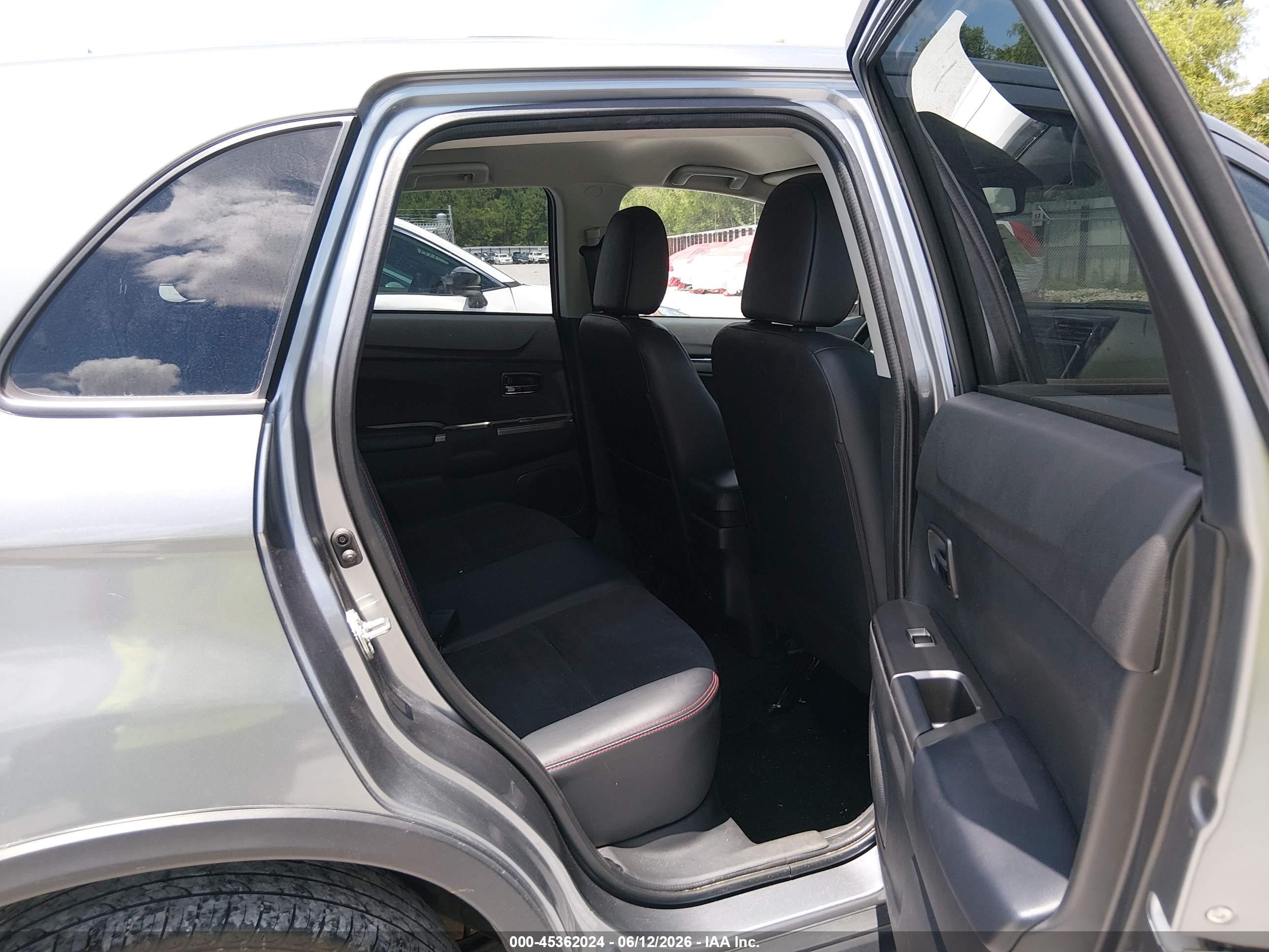 MITSUBISHI OUTLANDER image 8