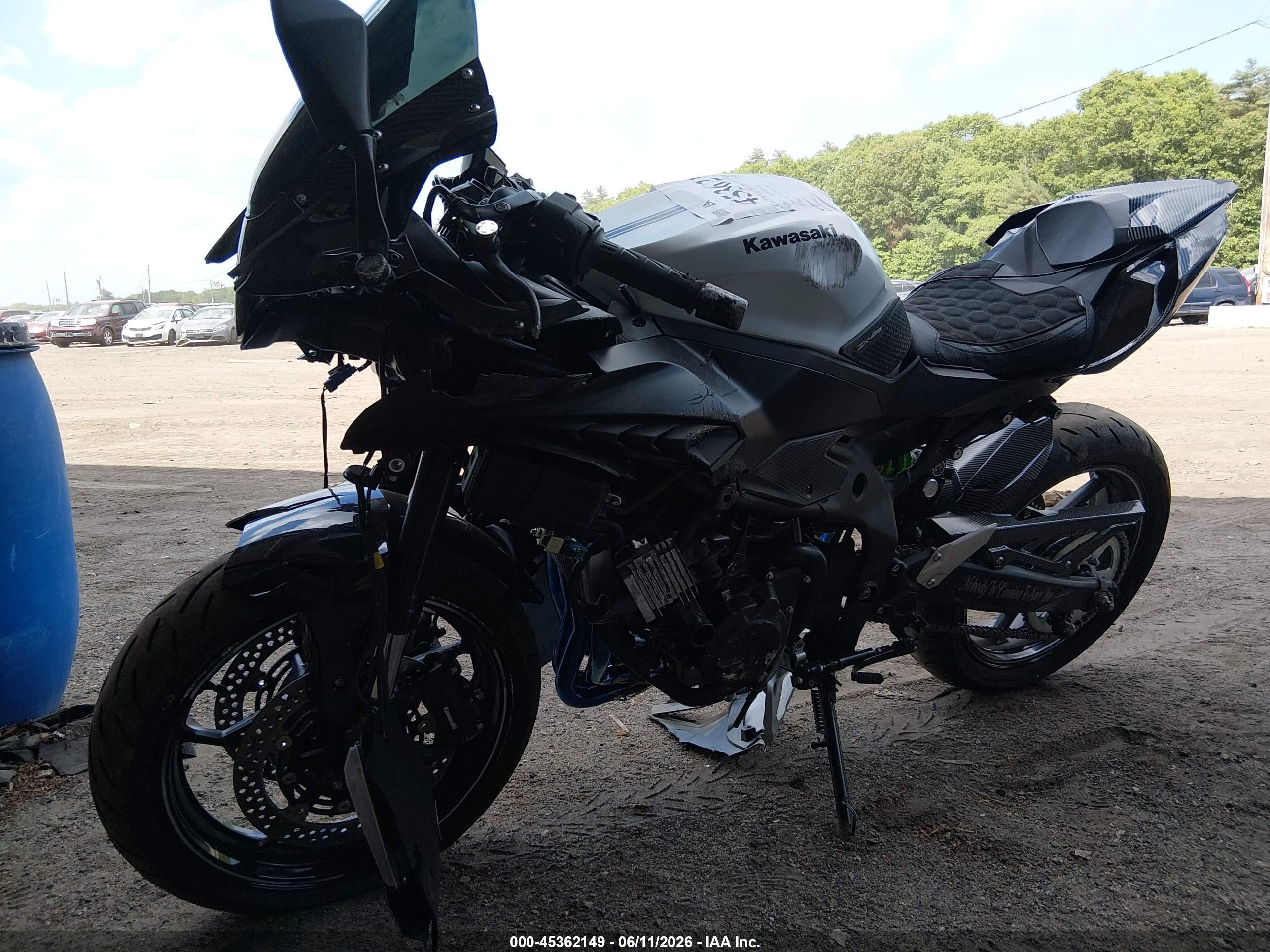 KAWASAKI ZX400 image 2