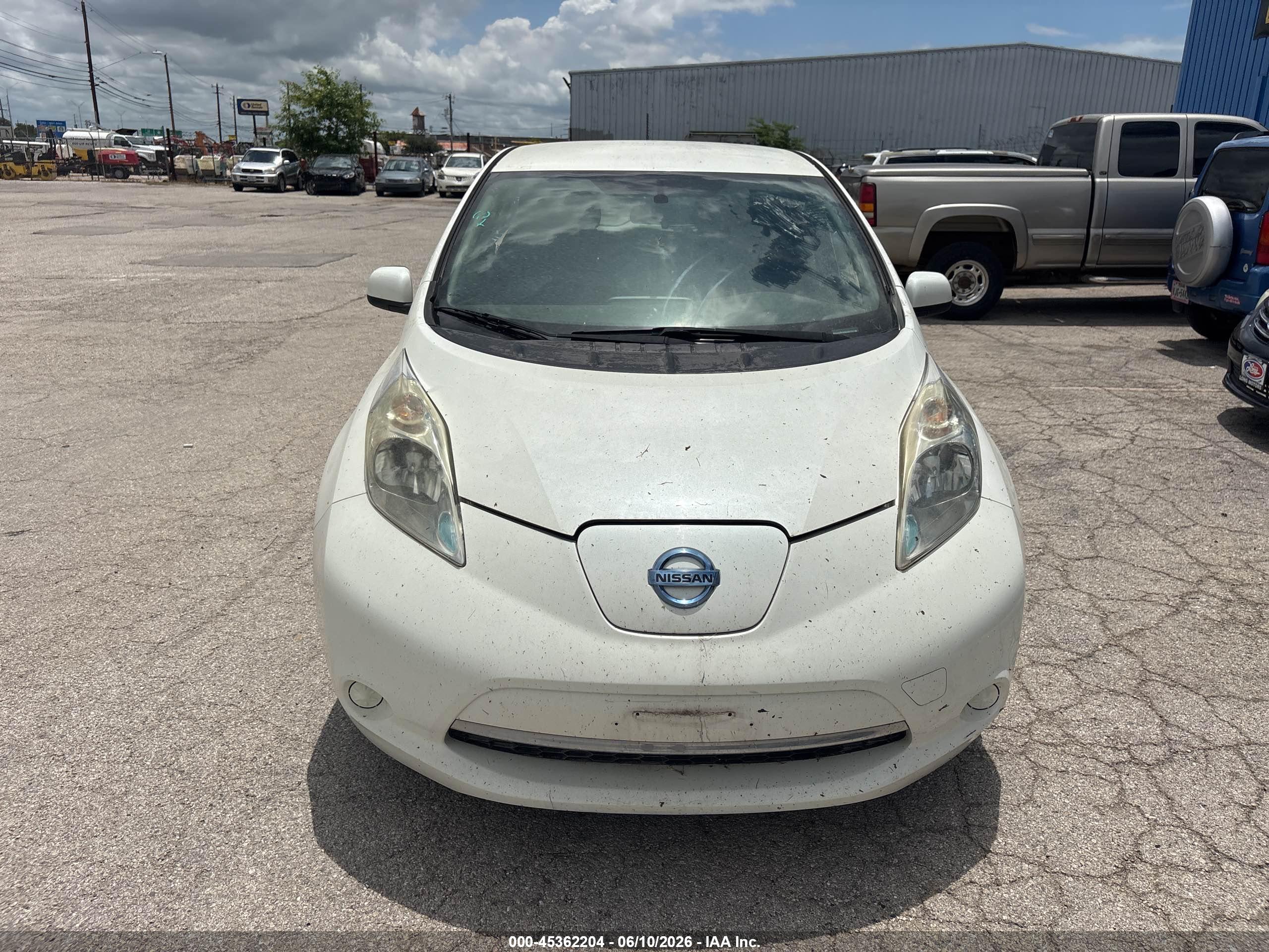 NISSAN LEAF image 6