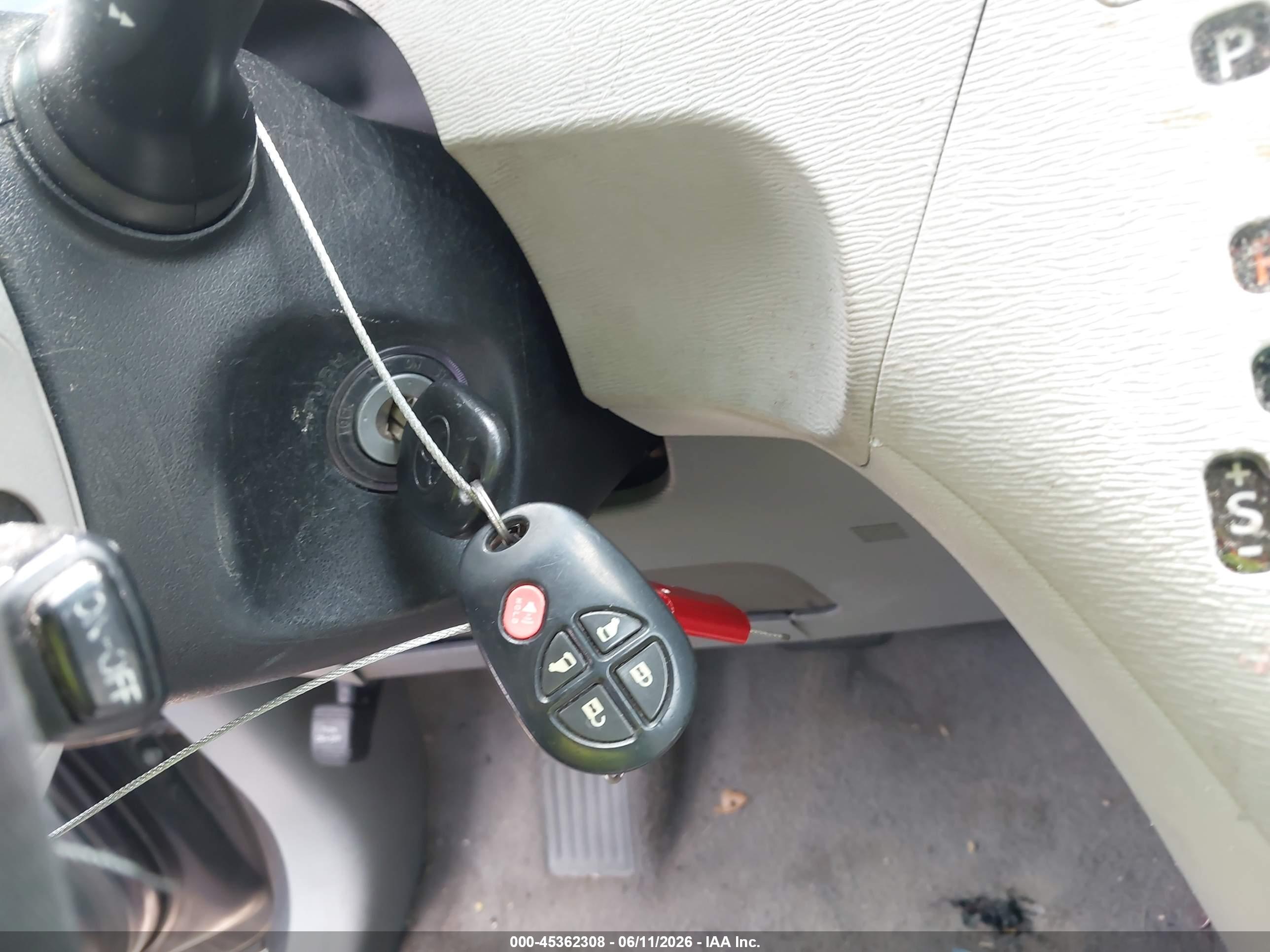 TOYOTA SIENNA image 11