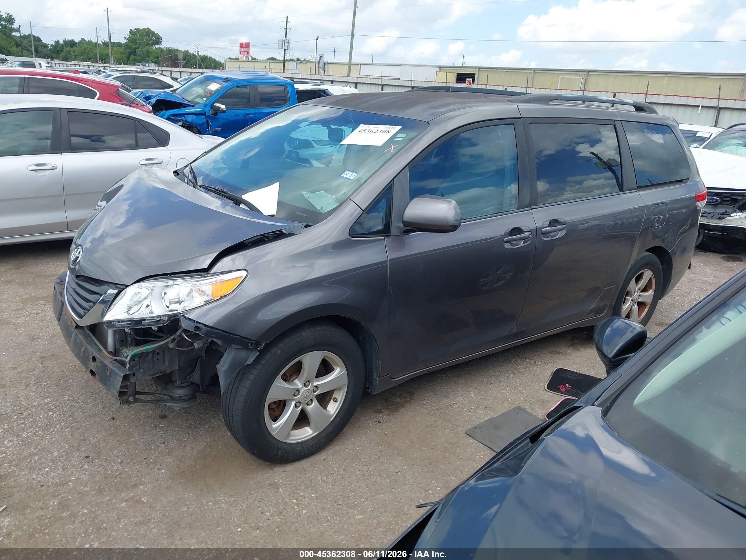 TOYOTA SIENNA image 2