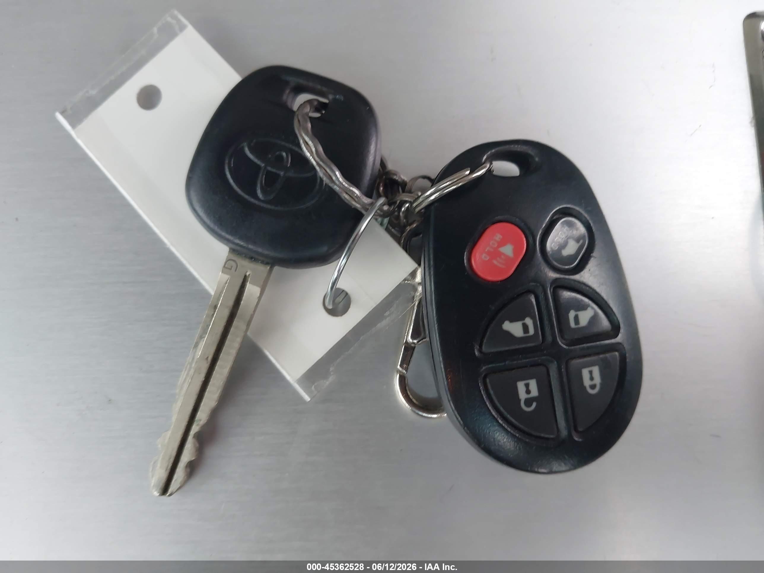 TOYOTA SIENNA image 11