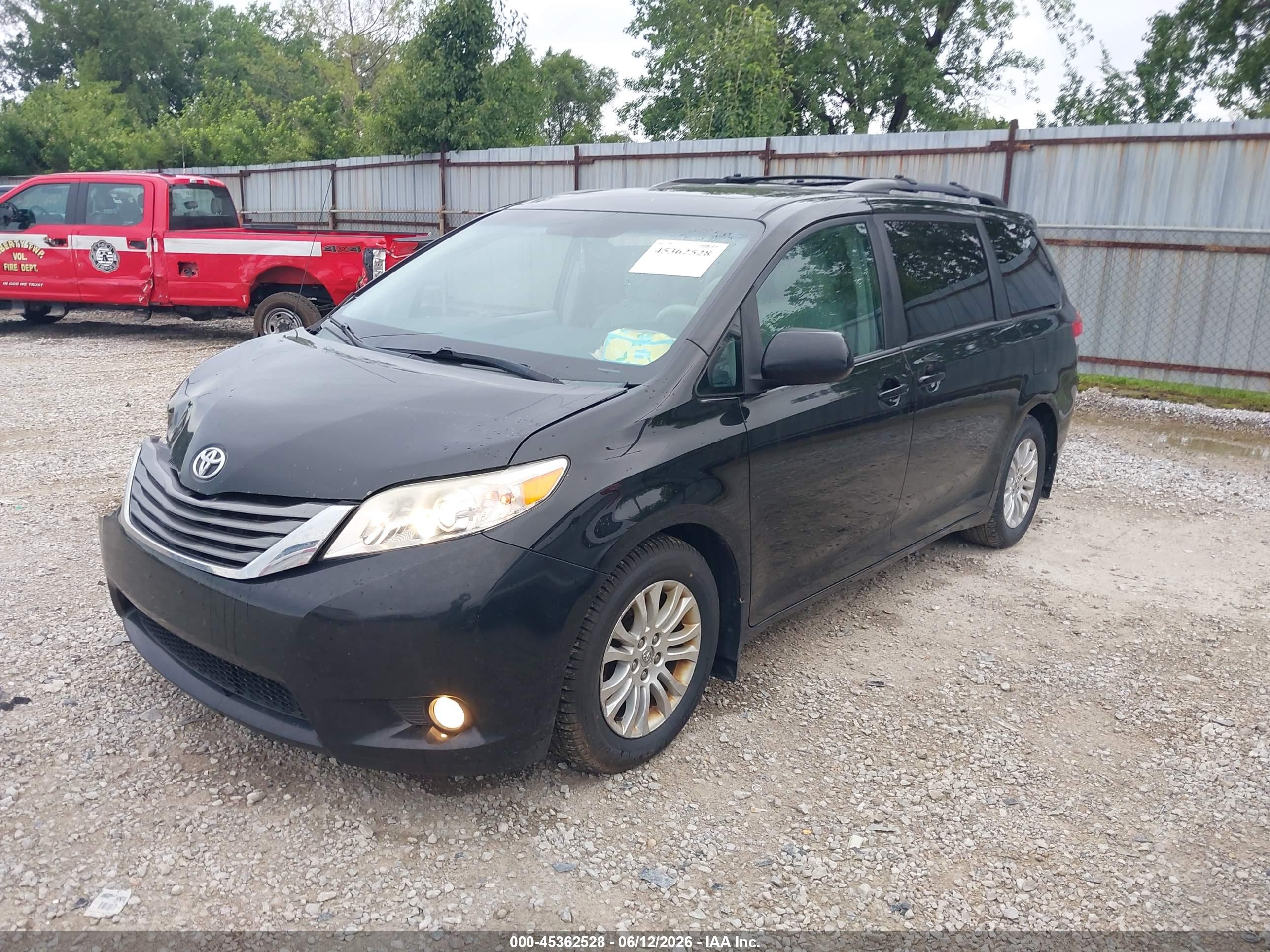 TOYOTA SIENNA image 2