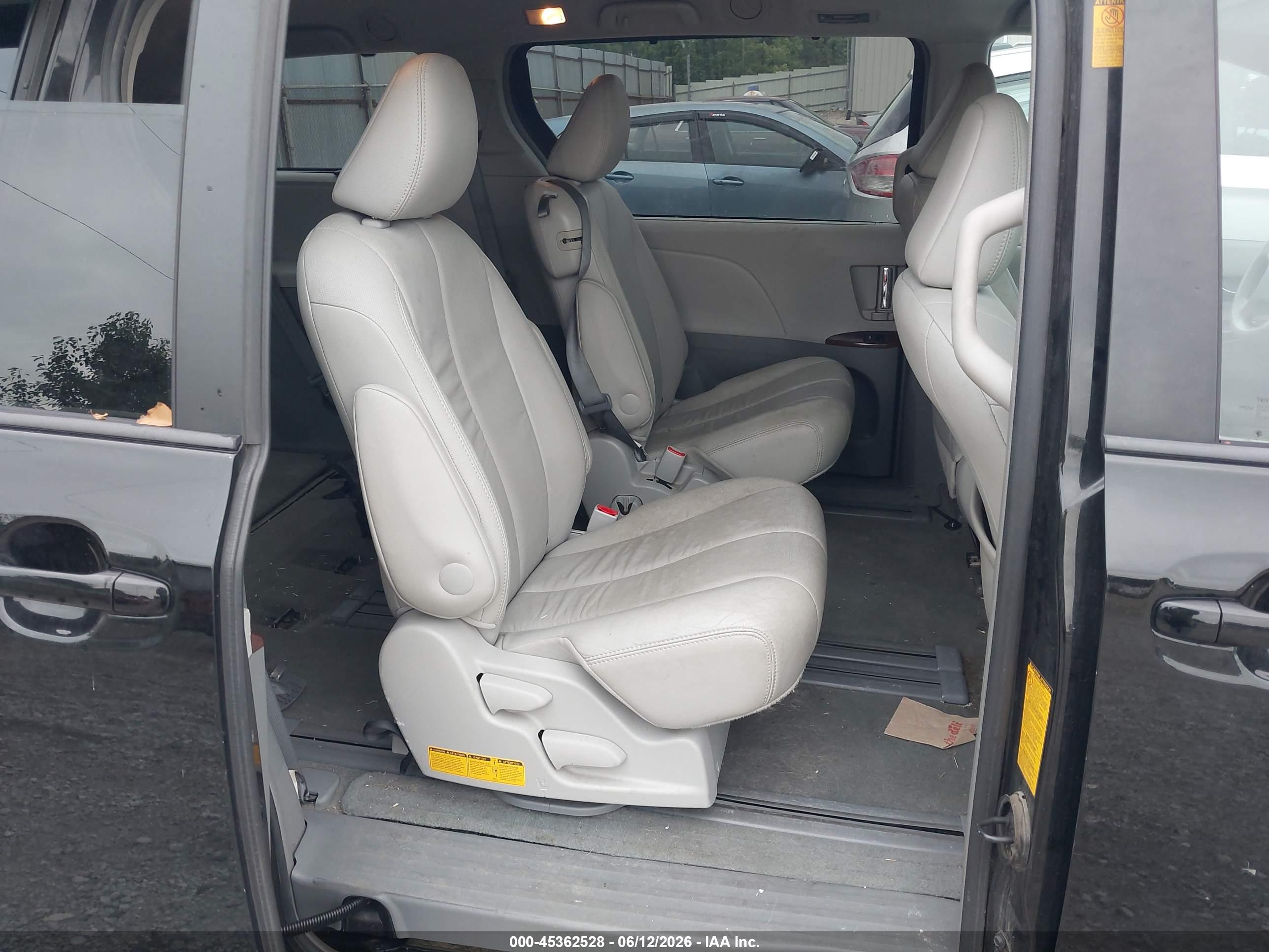 TOYOTA SIENNA image 8
