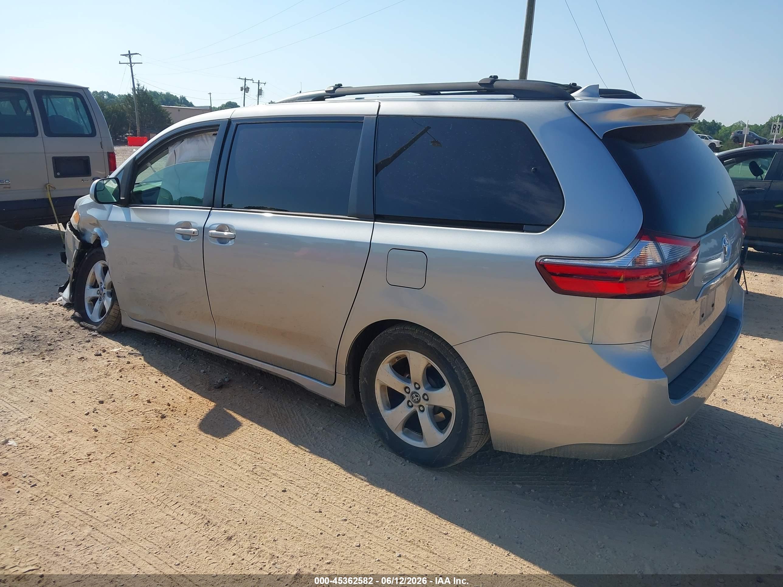 TOYOTA SIENNA image 3