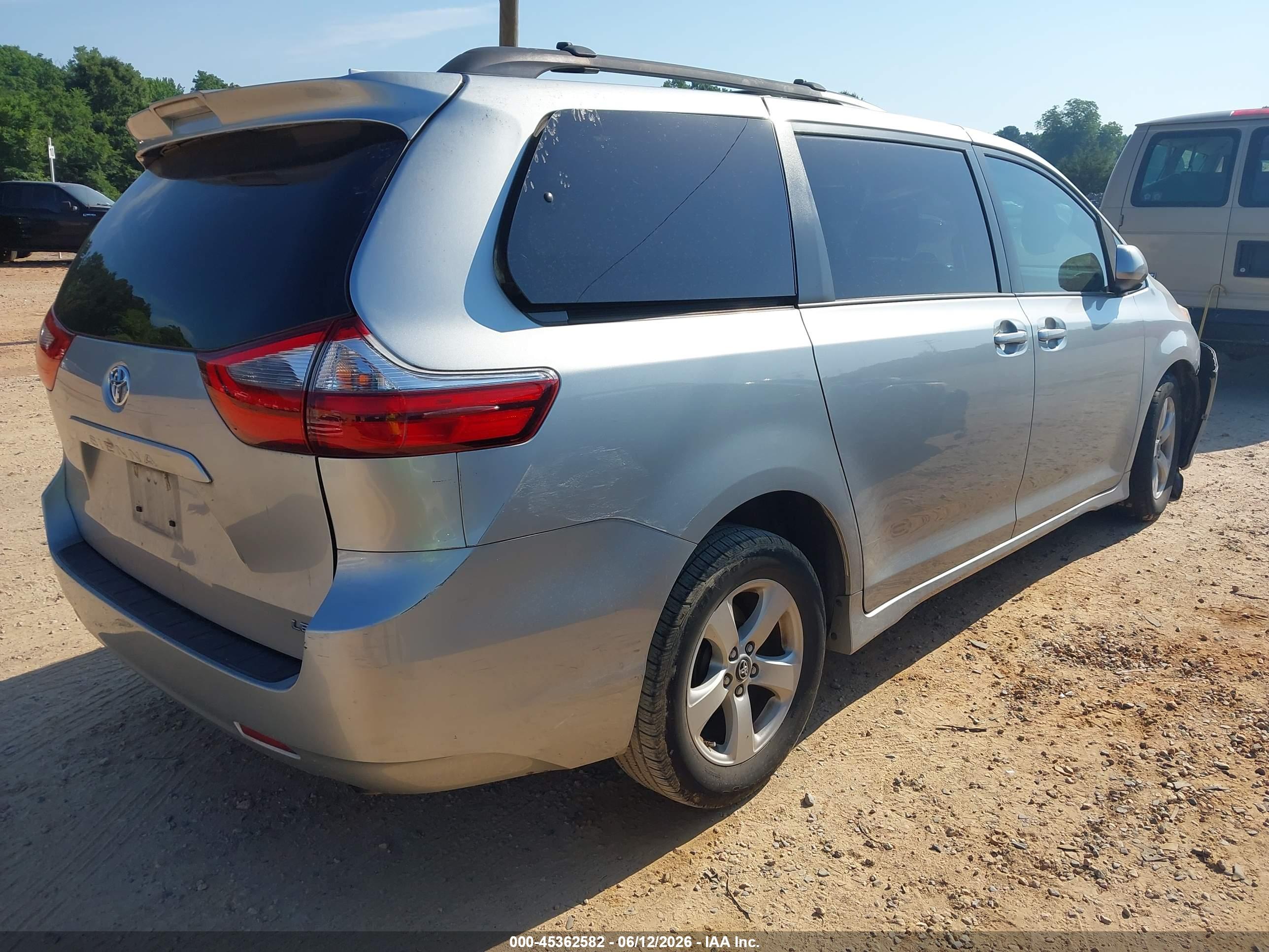 TOYOTA SIENNA image 4