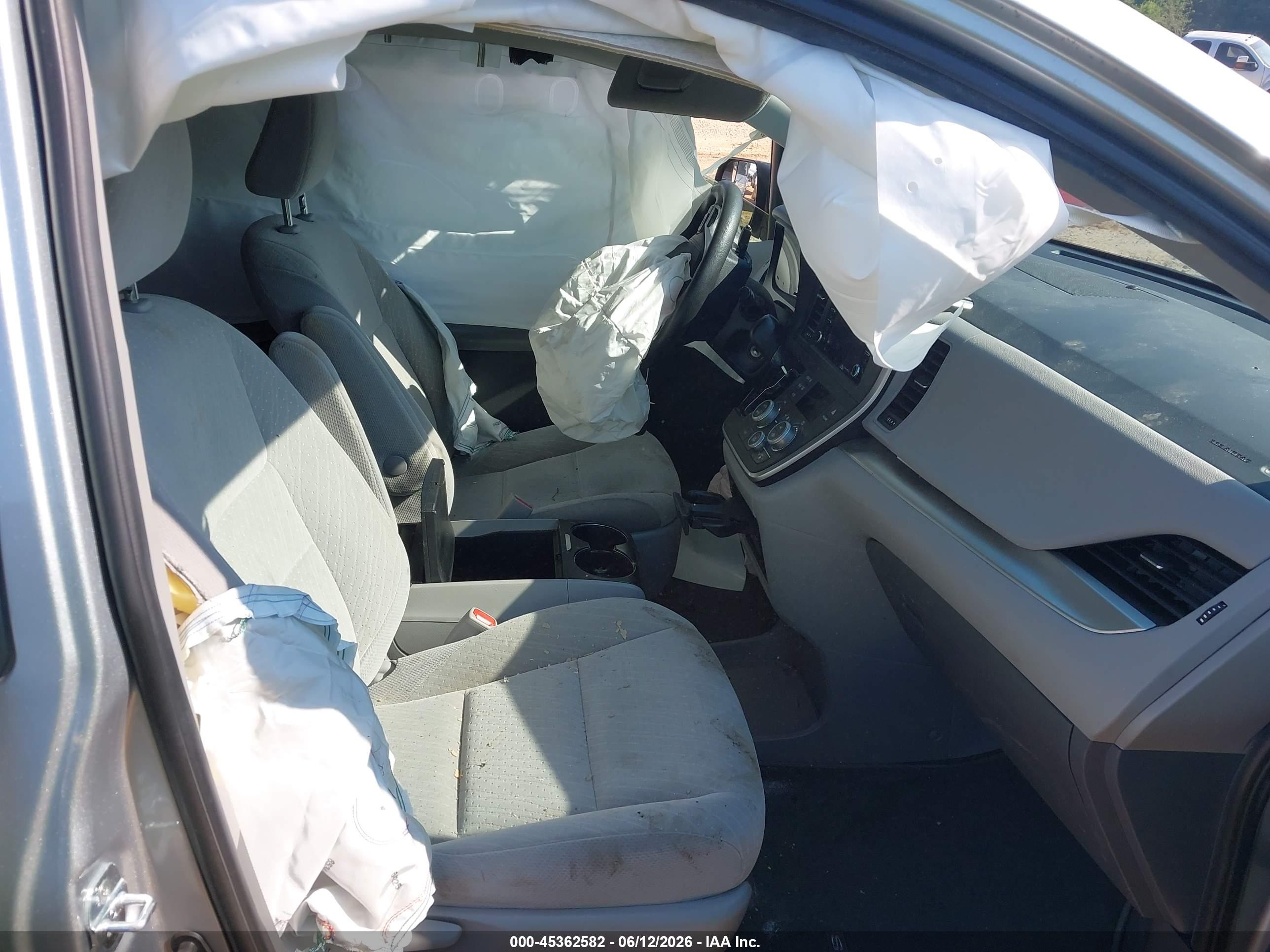 TOYOTA SIENNA image 5
