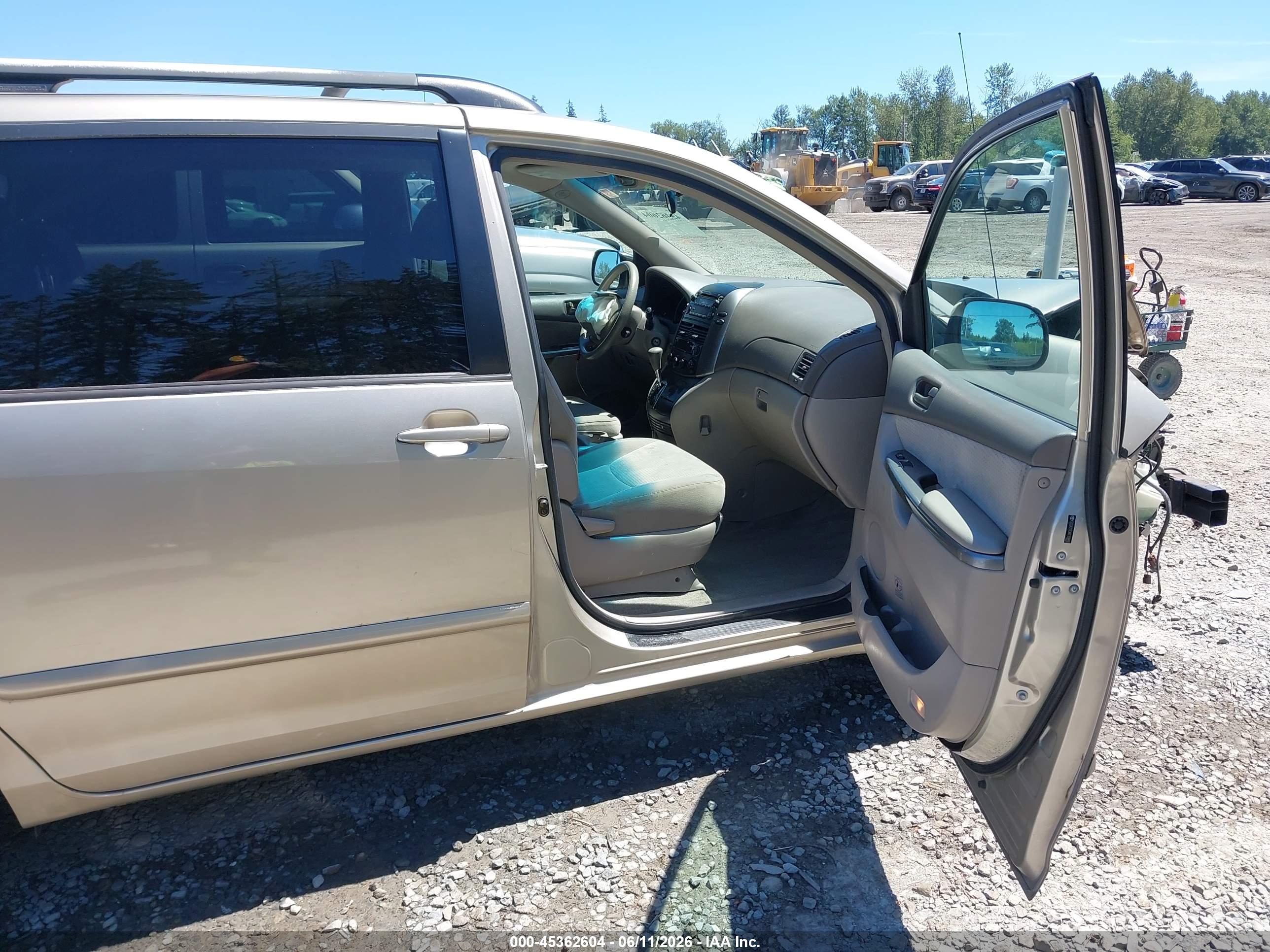 TOYOTA SIENNA image 5