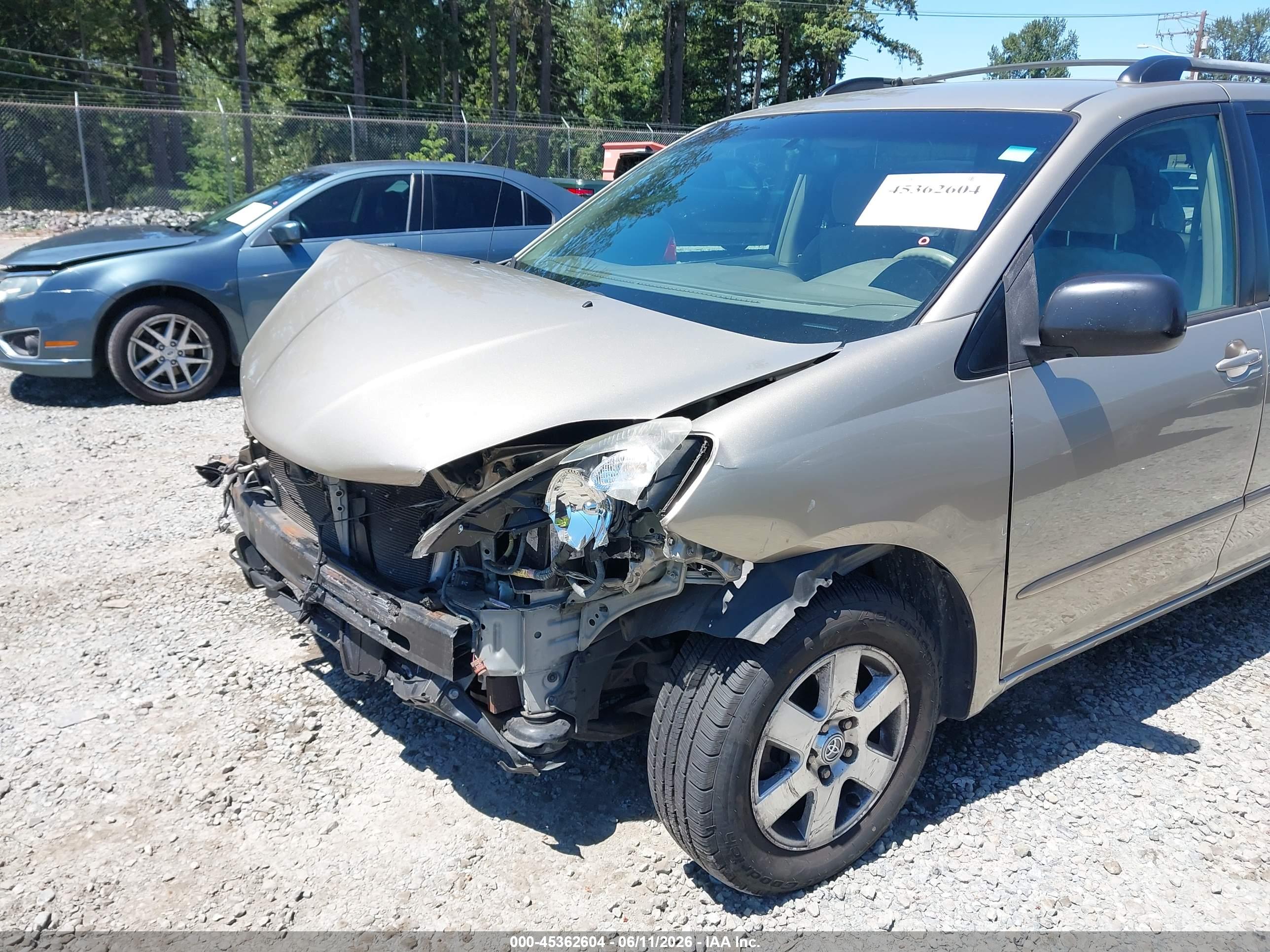 TOYOTA SIENNA image 6