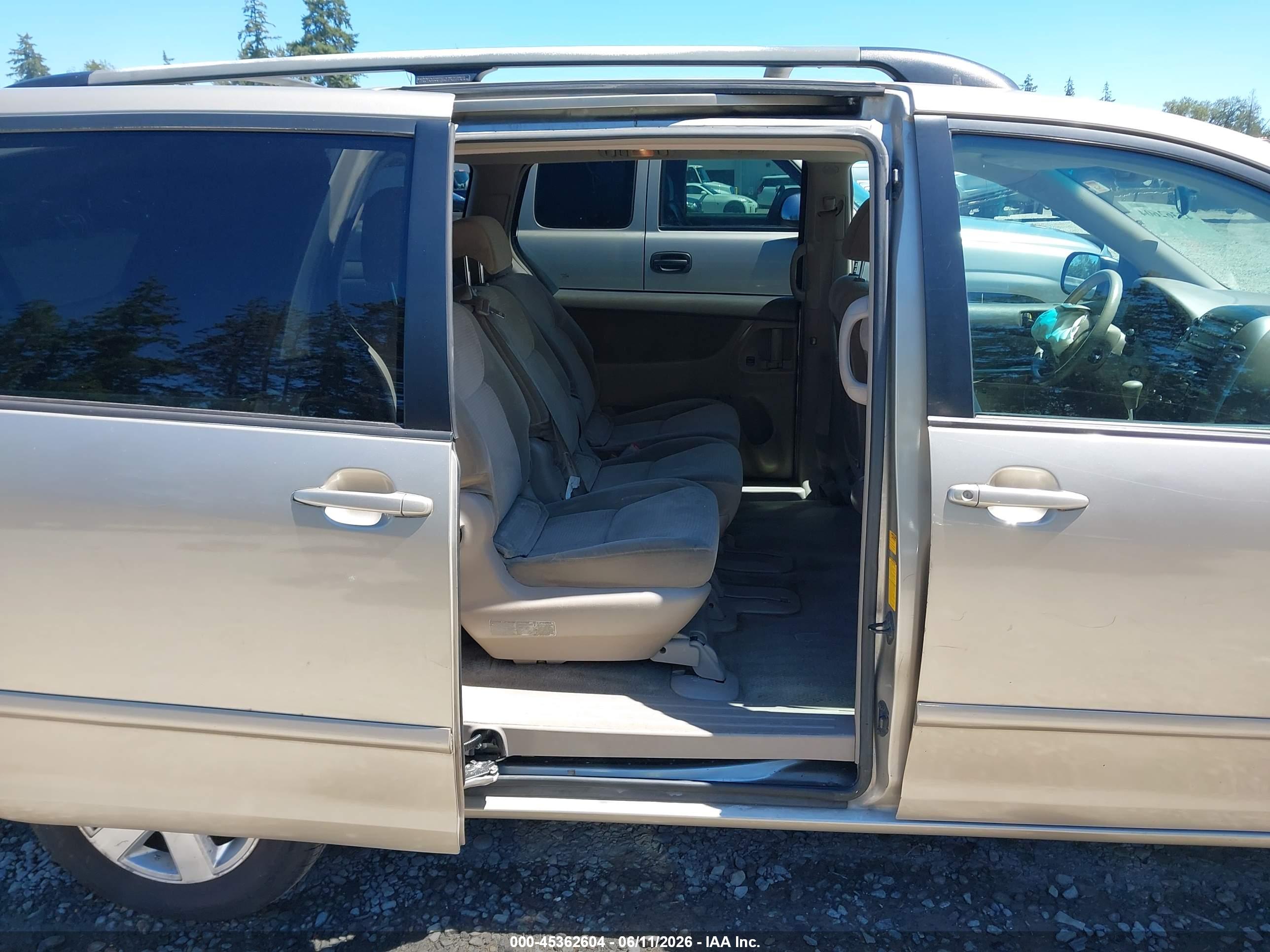 TOYOTA SIENNA image 8