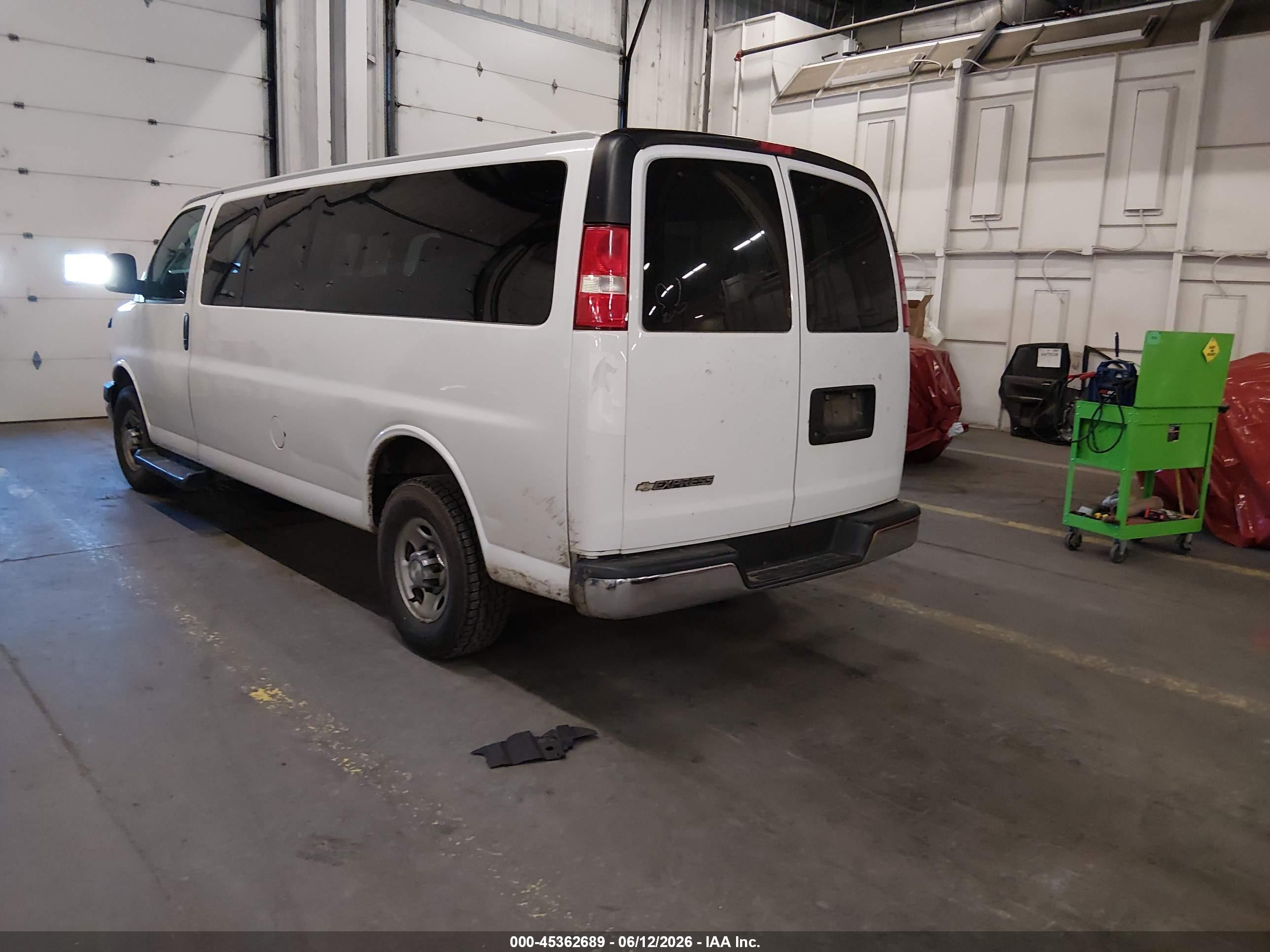 CHEVROLET EXPRESS image 3