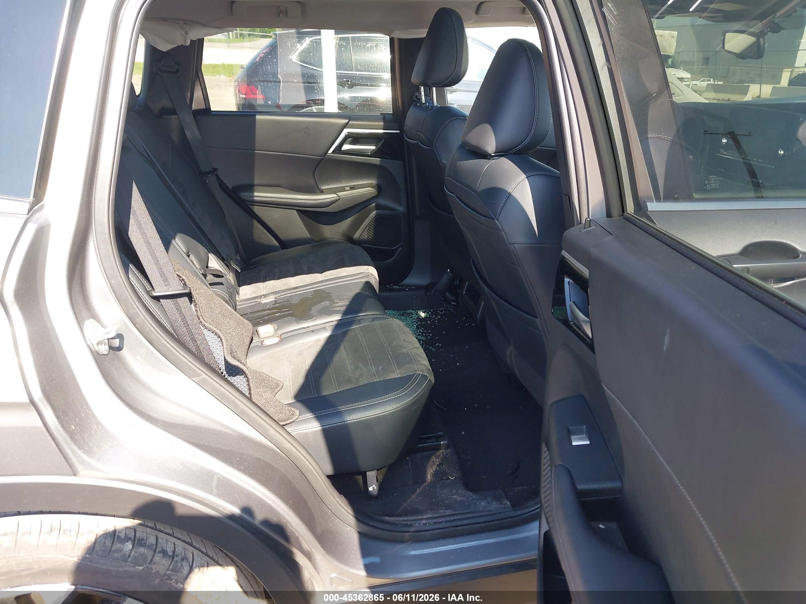 MITSUBISHI OUTLANDER image 8