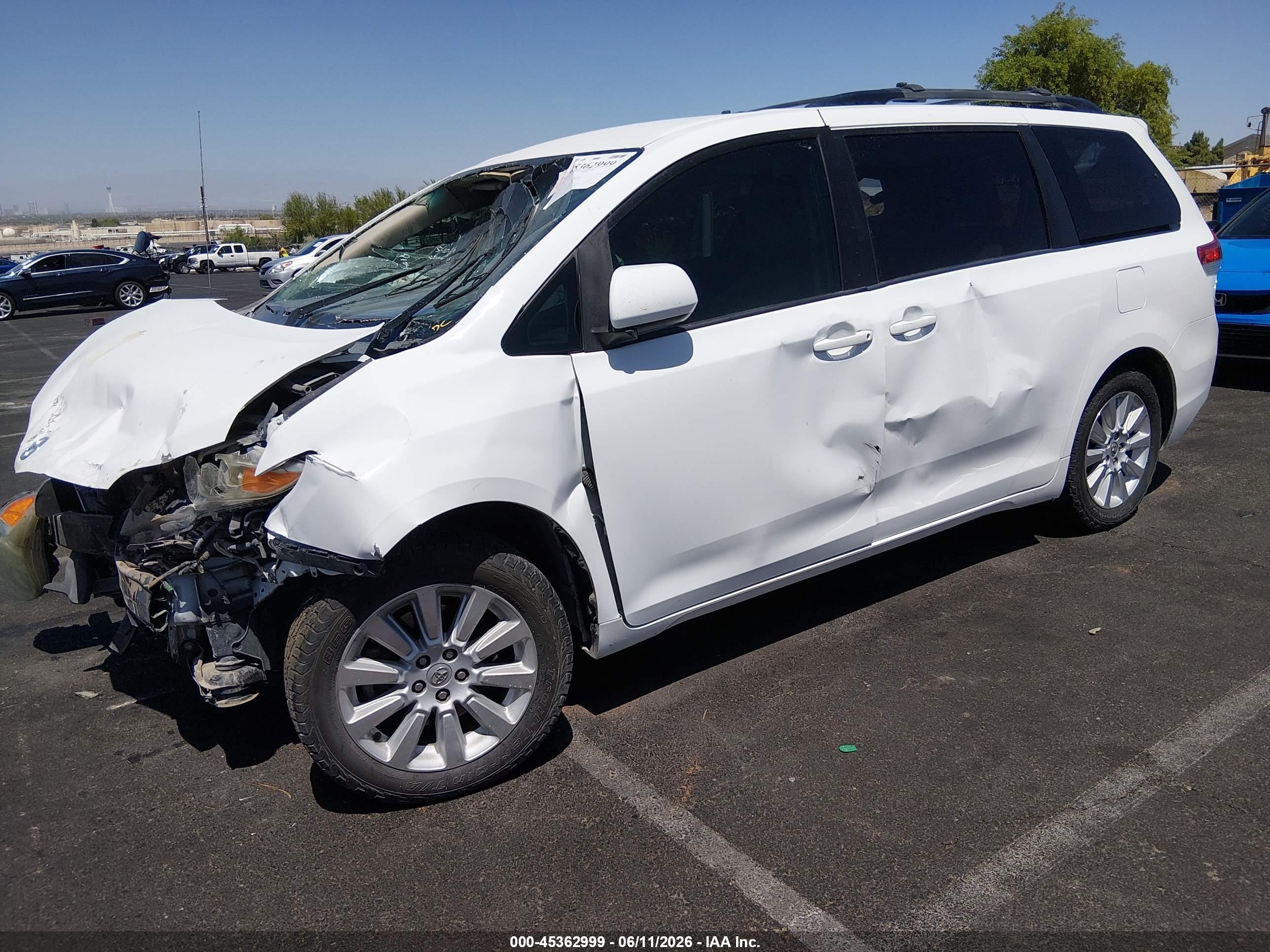 TOYOTA SIENNA image 2