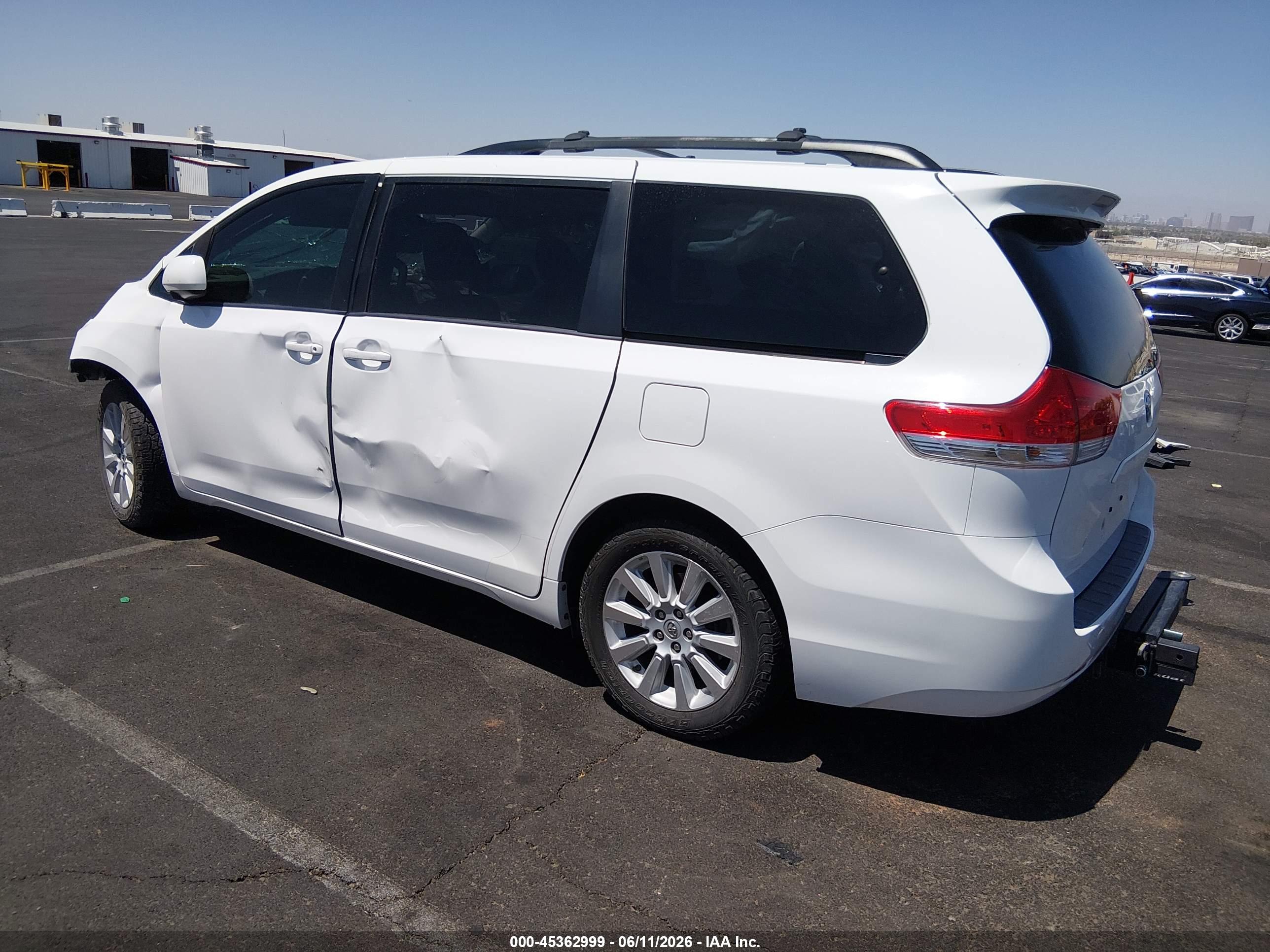 TOYOTA SIENNA image 3