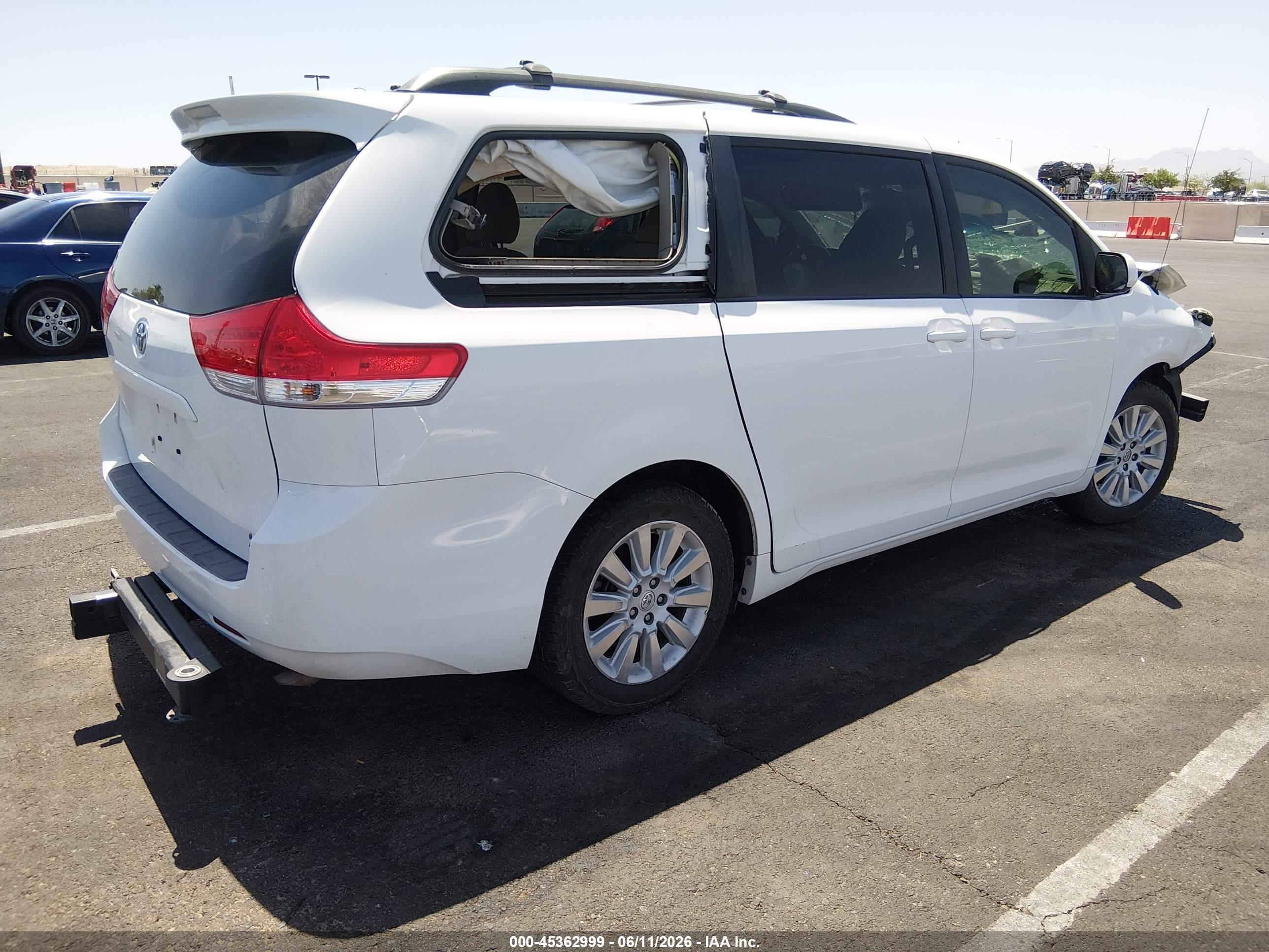 TOYOTA SIENNA image 4