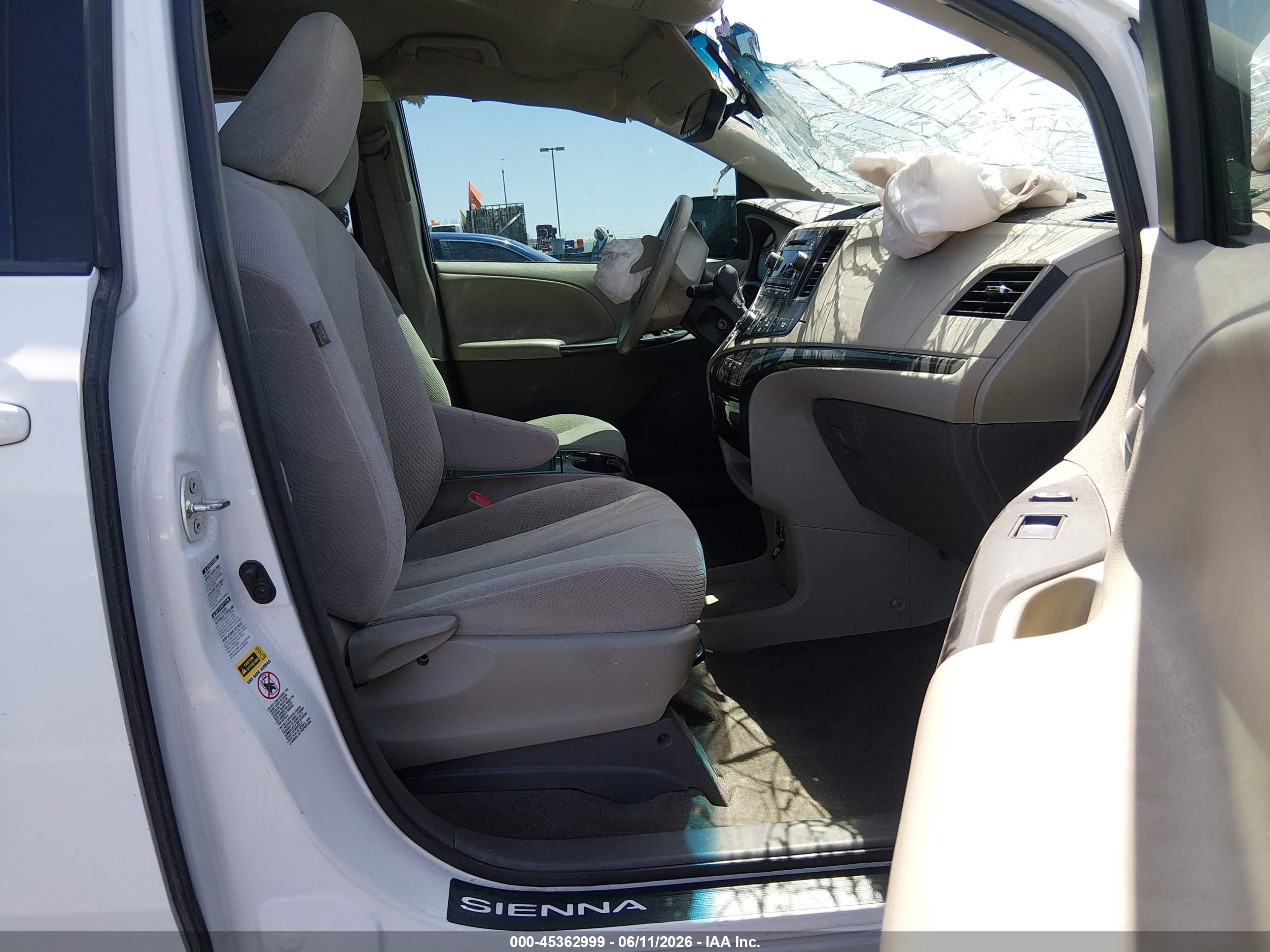 TOYOTA SIENNA image 5