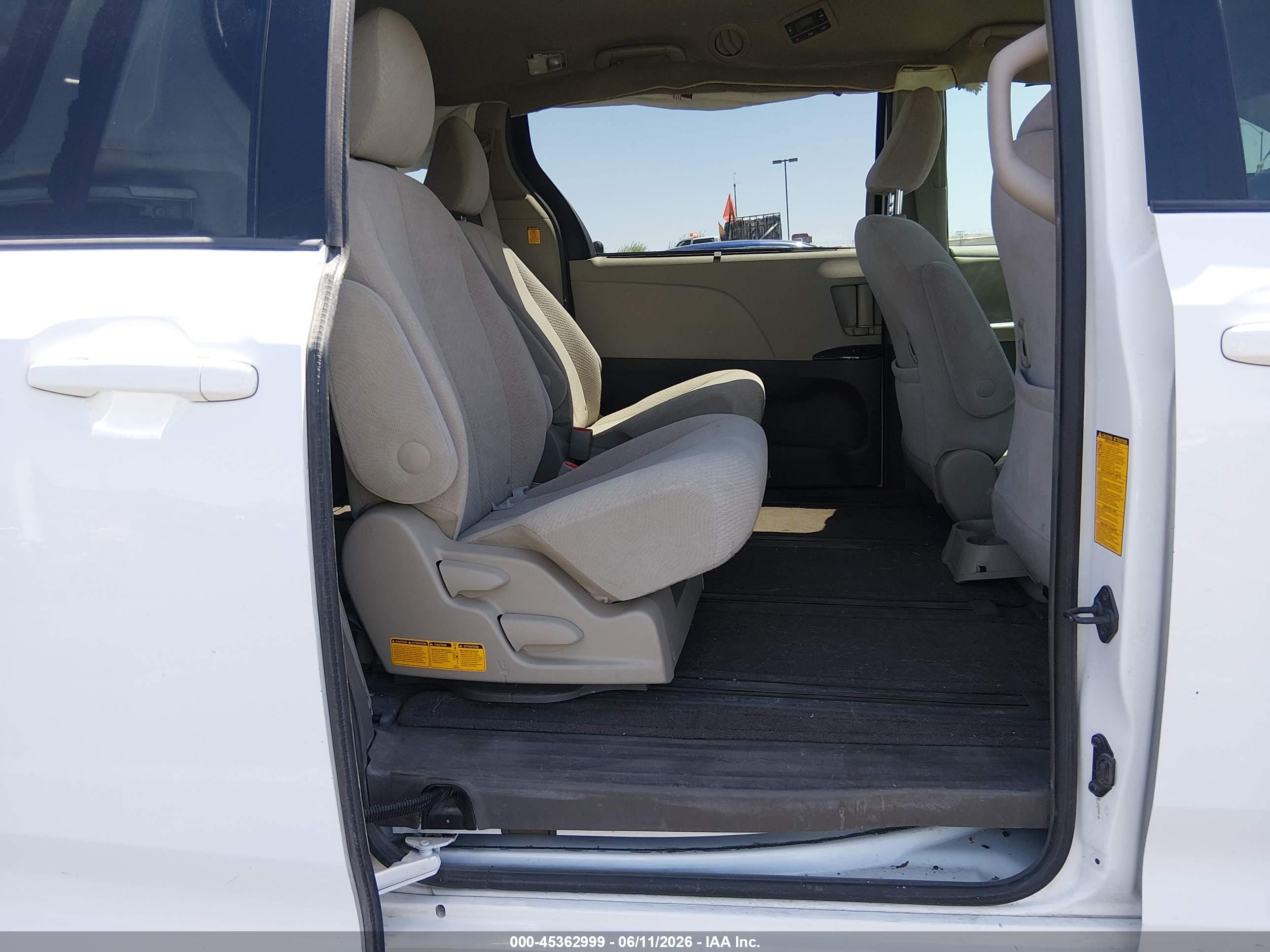 TOYOTA SIENNA image 8