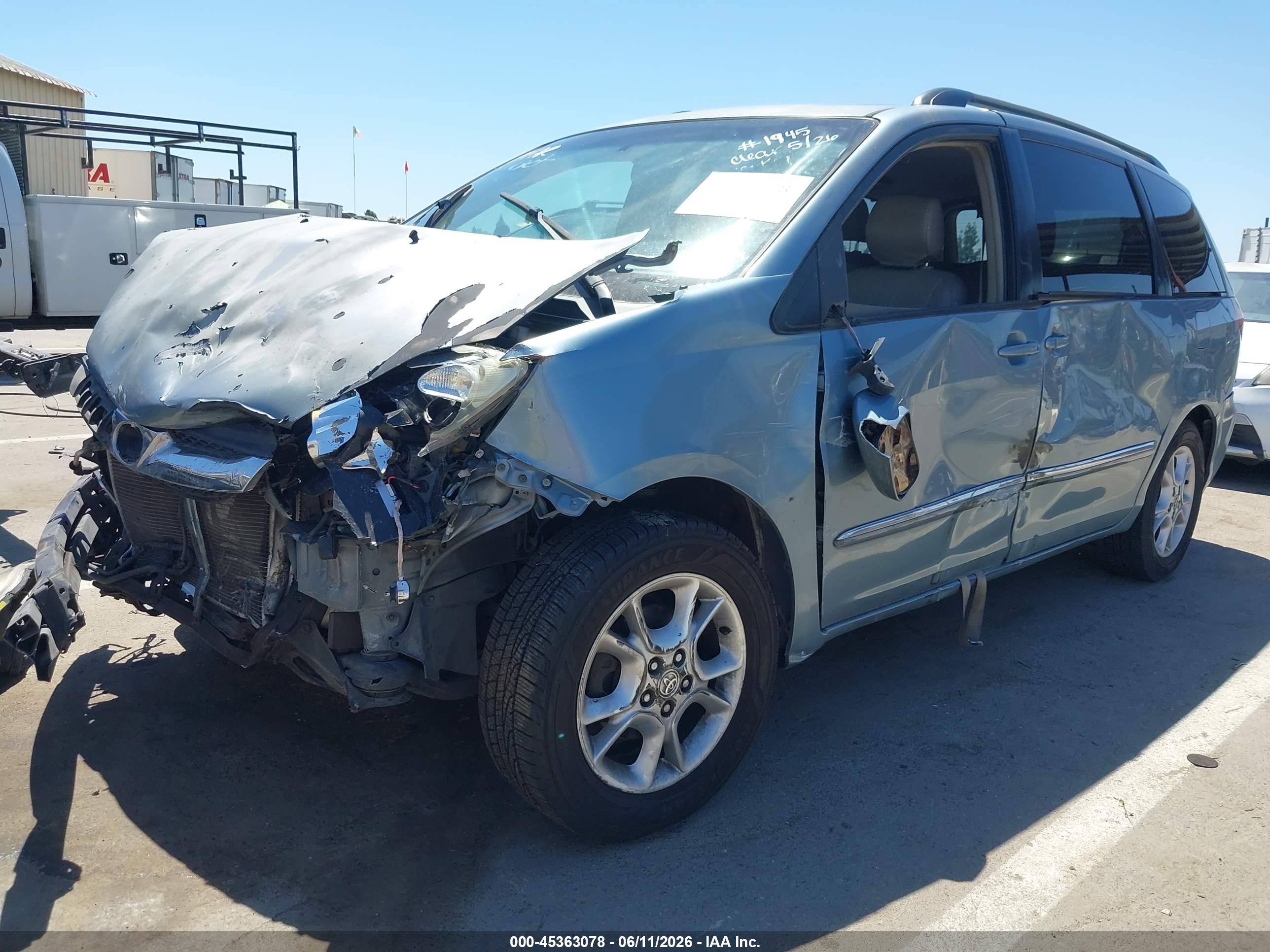 TOYOTA SIENNA image 2