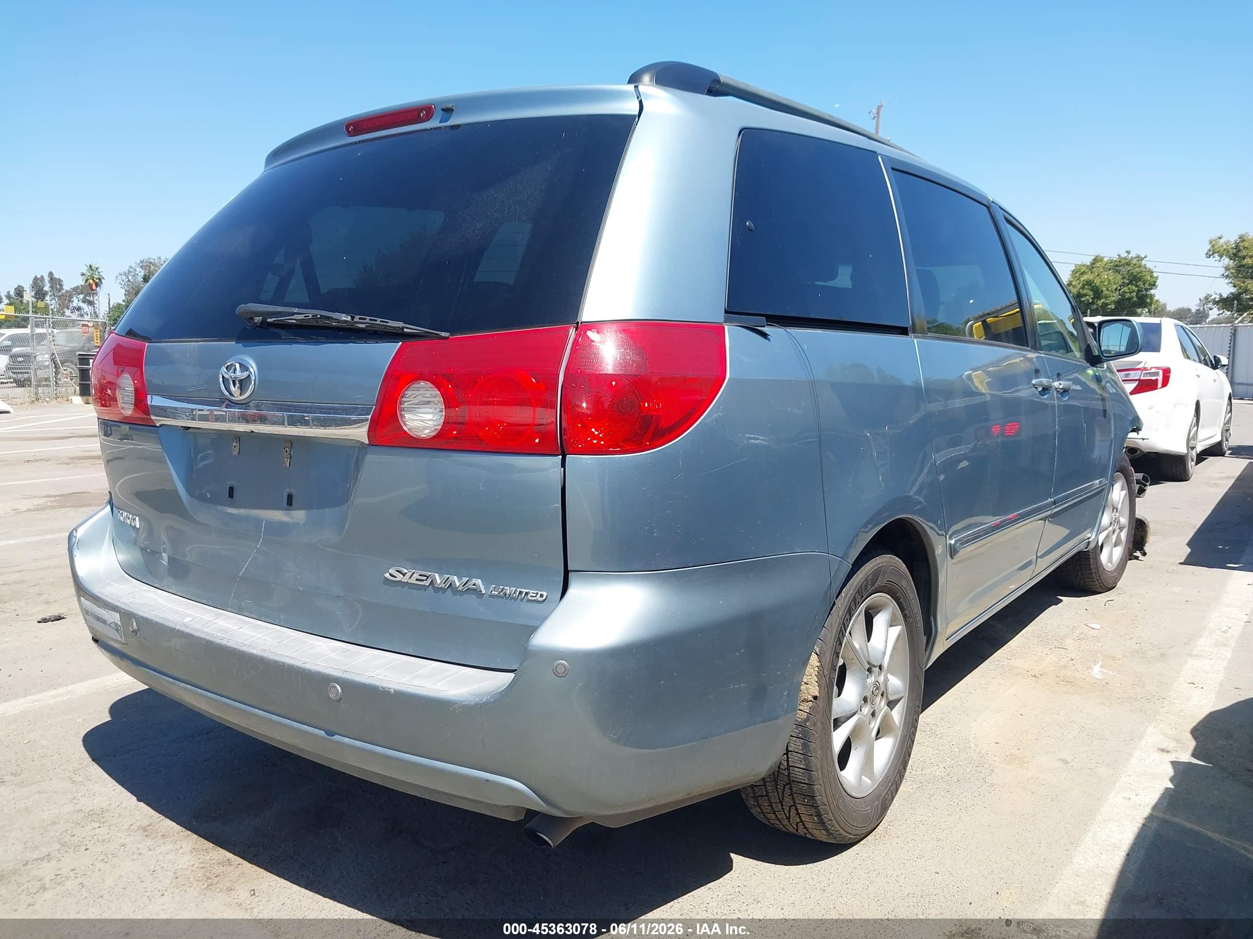 TOYOTA SIENNA image 4
