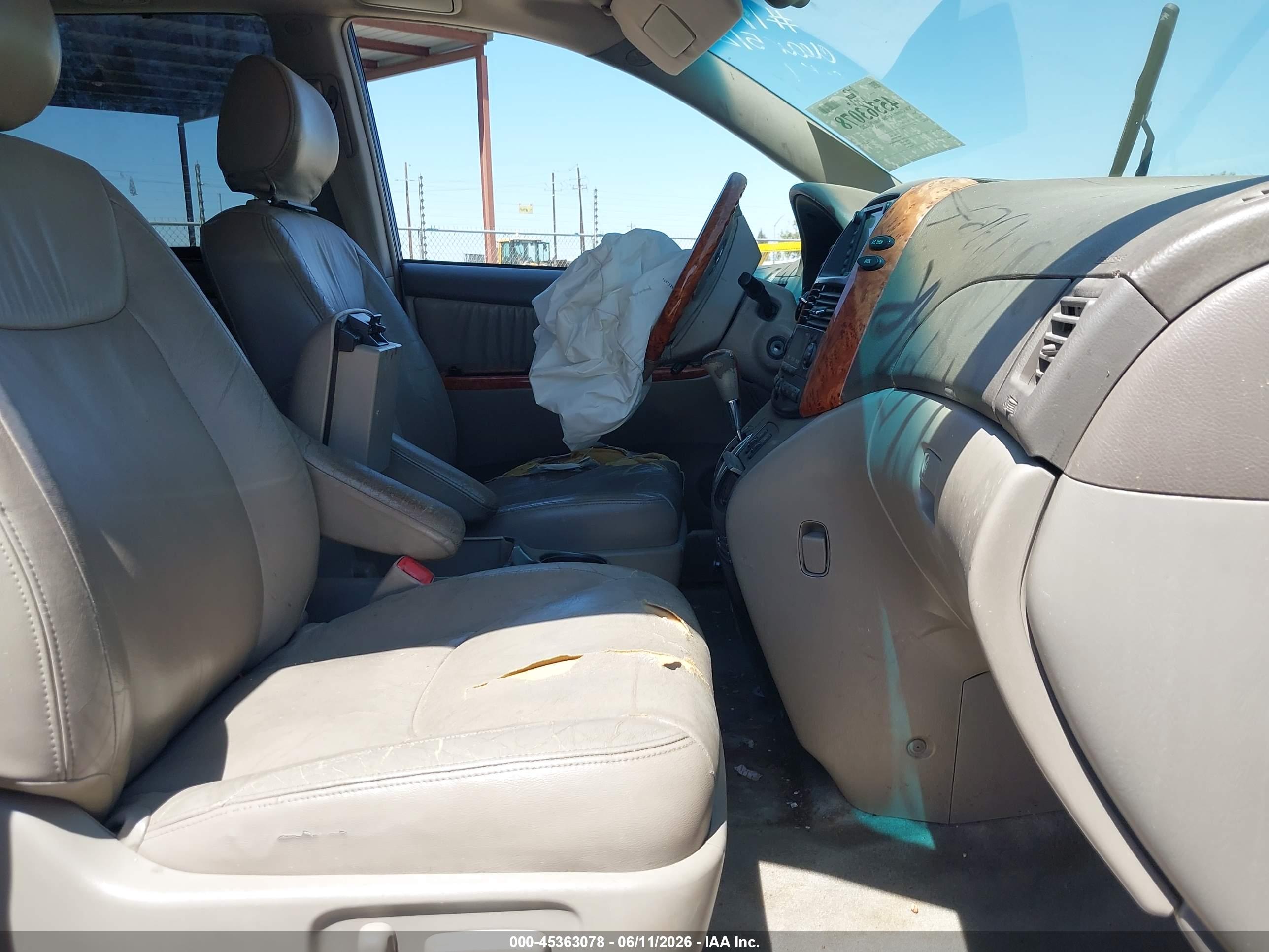 TOYOTA SIENNA image 5