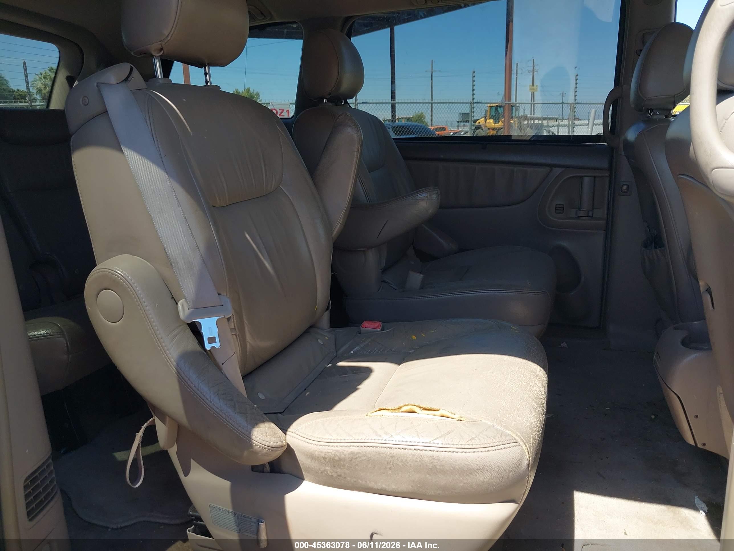 TOYOTA SIENNA image 8