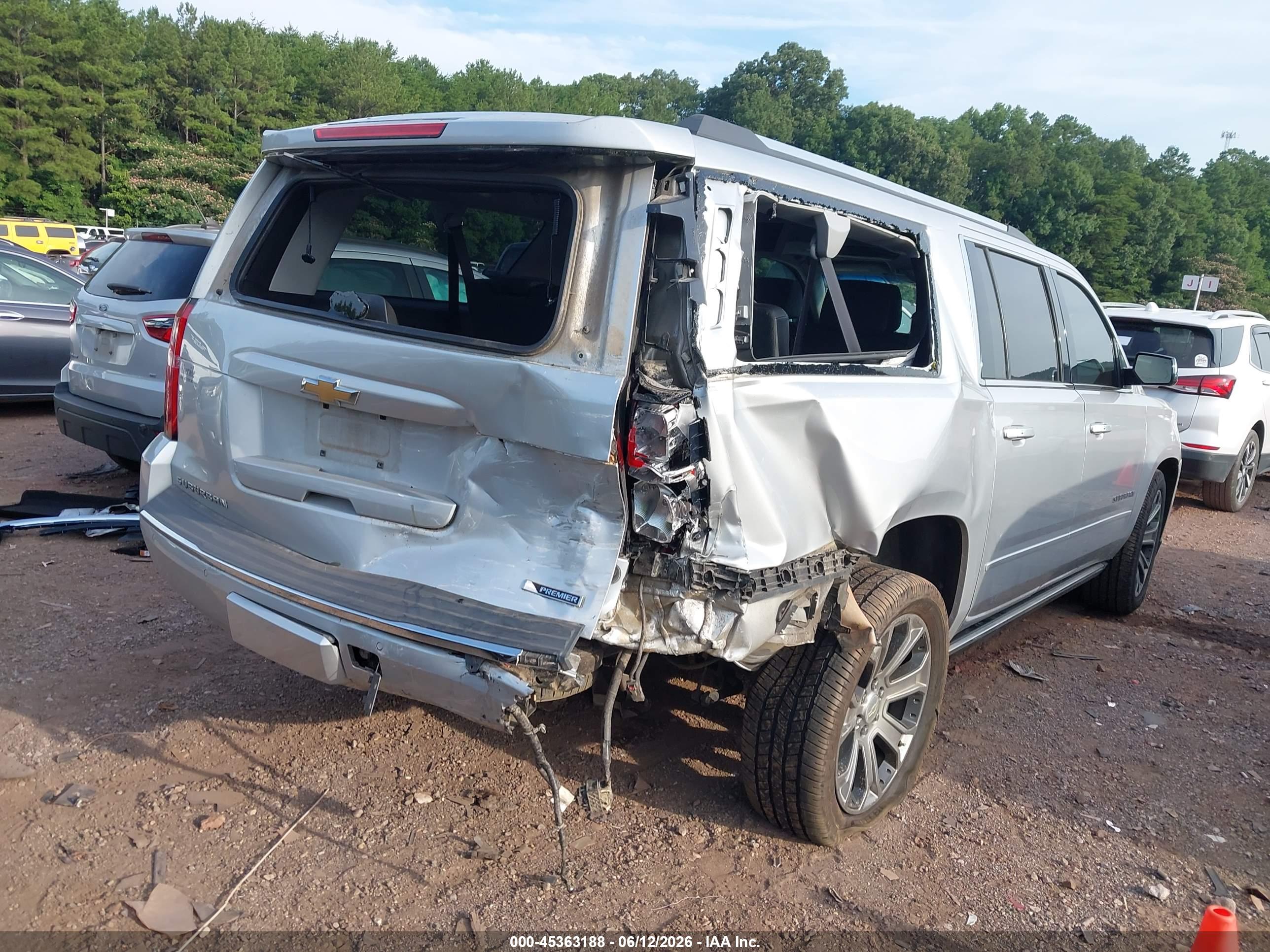 CHEVROLET SUBURBAN image 4
