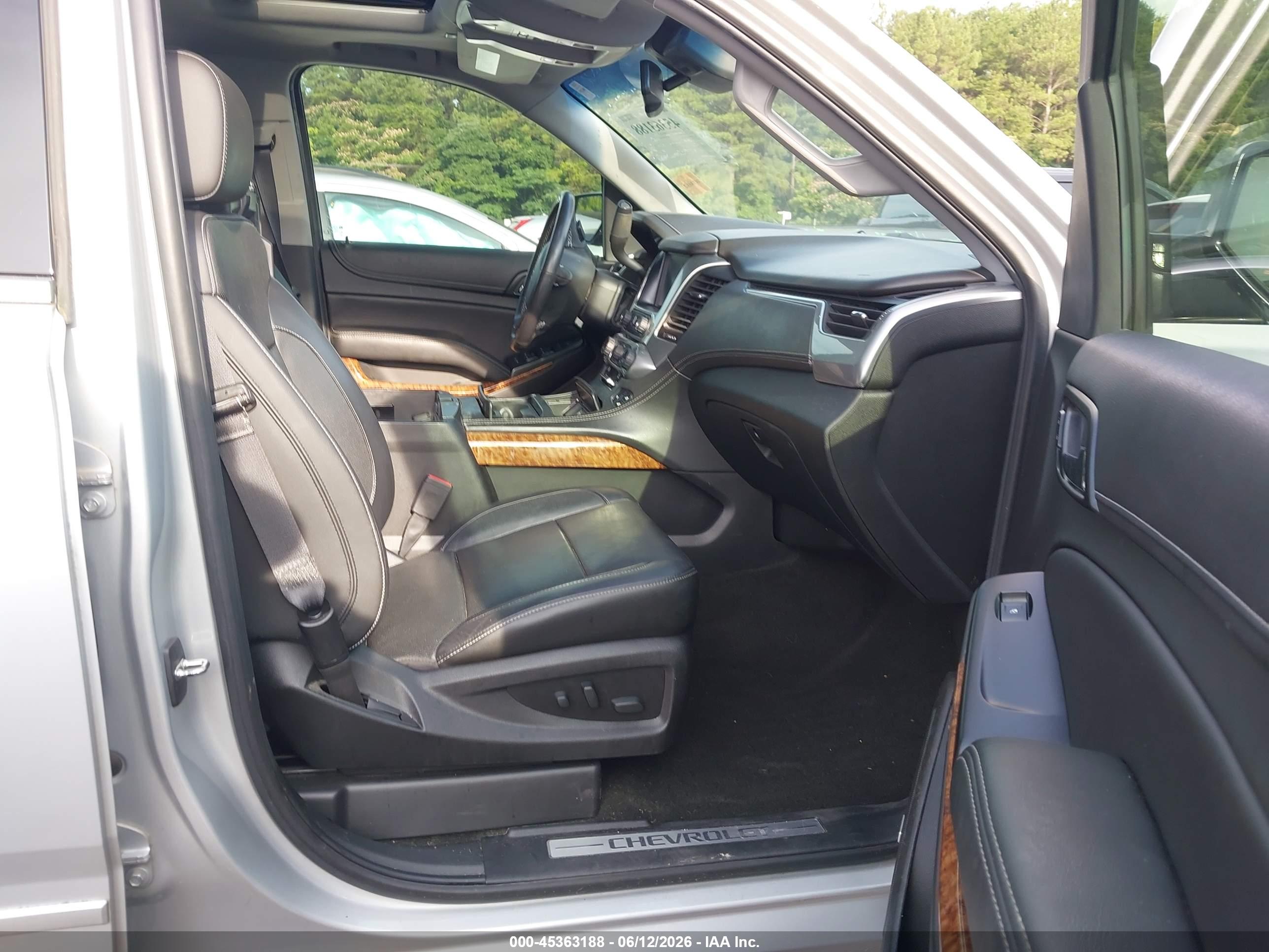 CHEVROLET SUBURBAN image 5