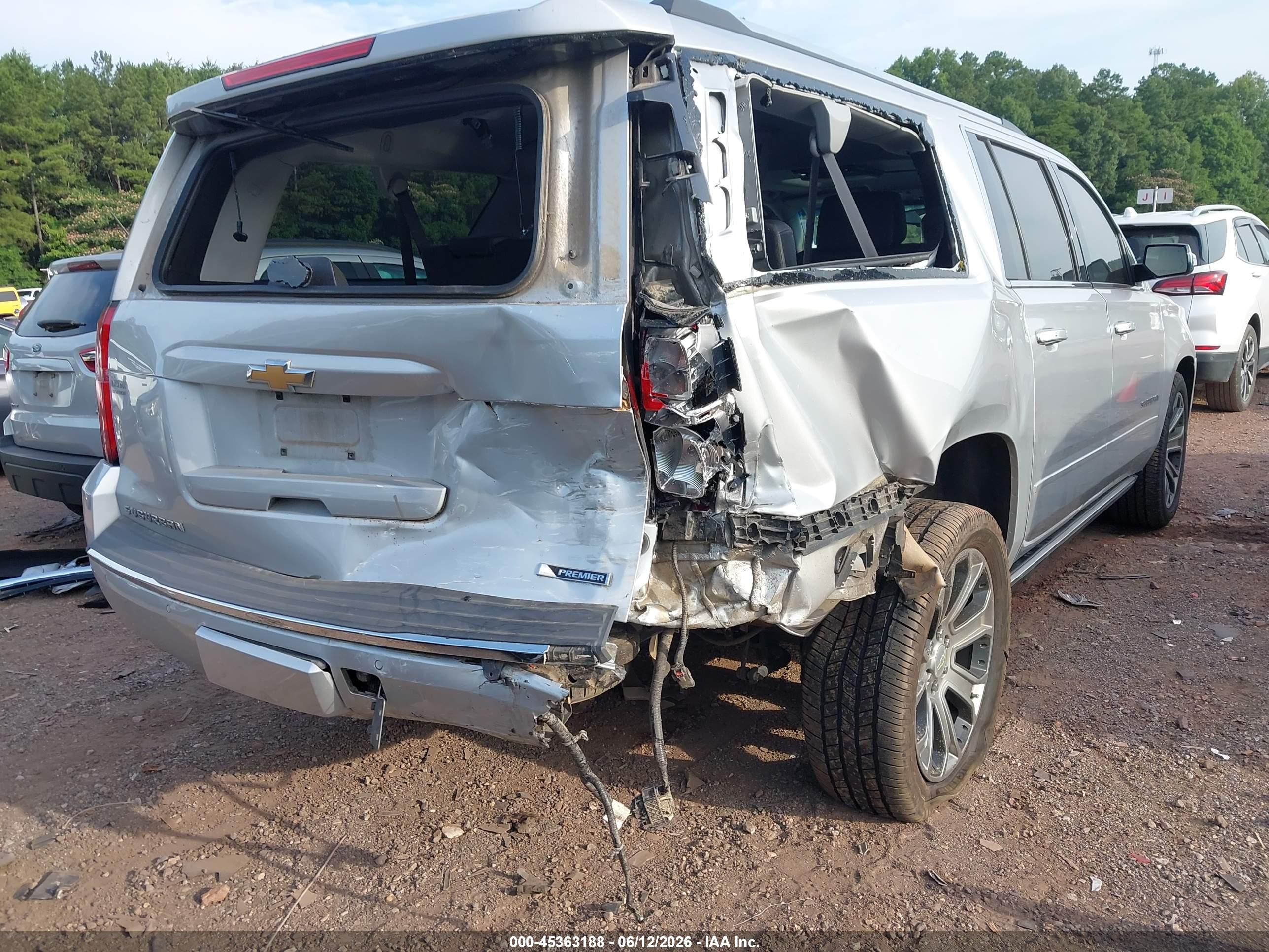 CHEVROLET SUBURBAN image 6