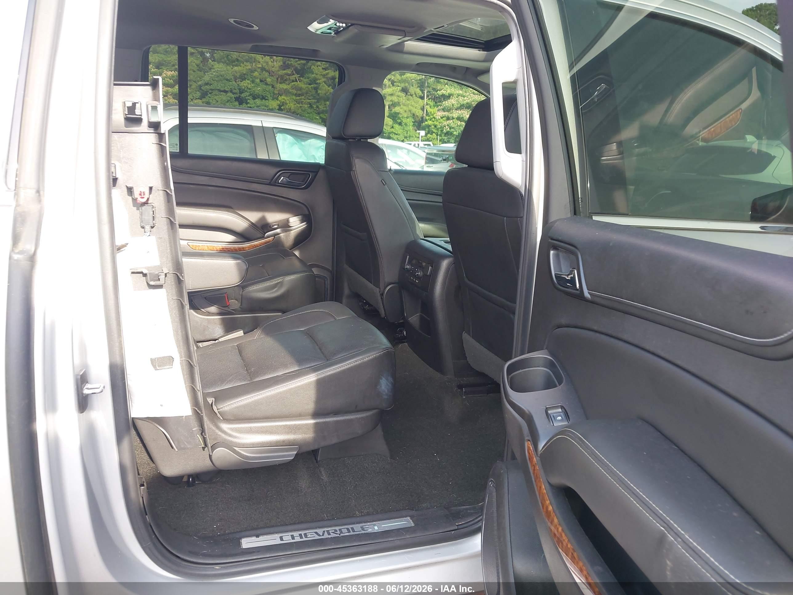 CHEVROLET SUBURBAN image 8