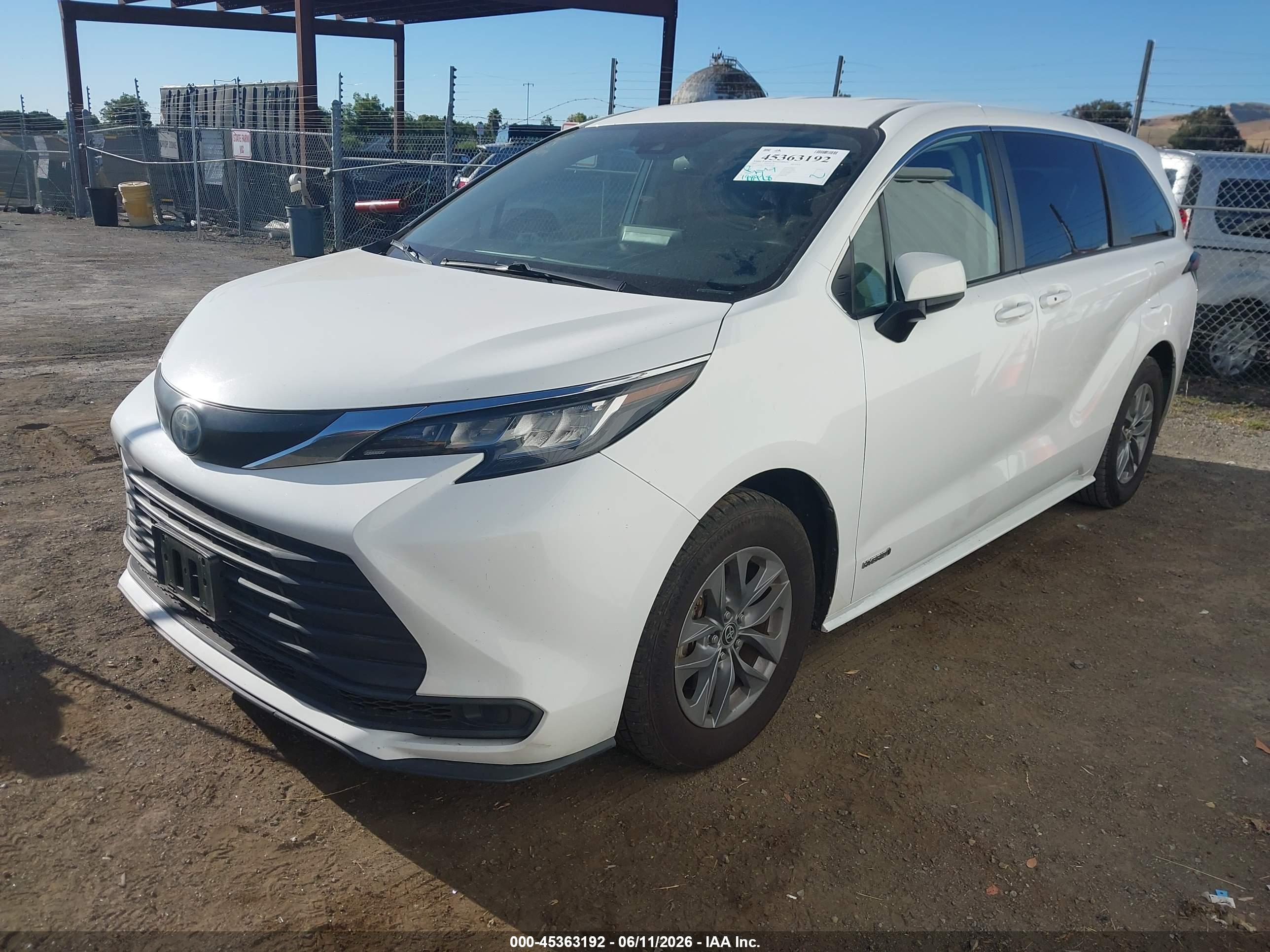 TOYOTA SIENNA image 2